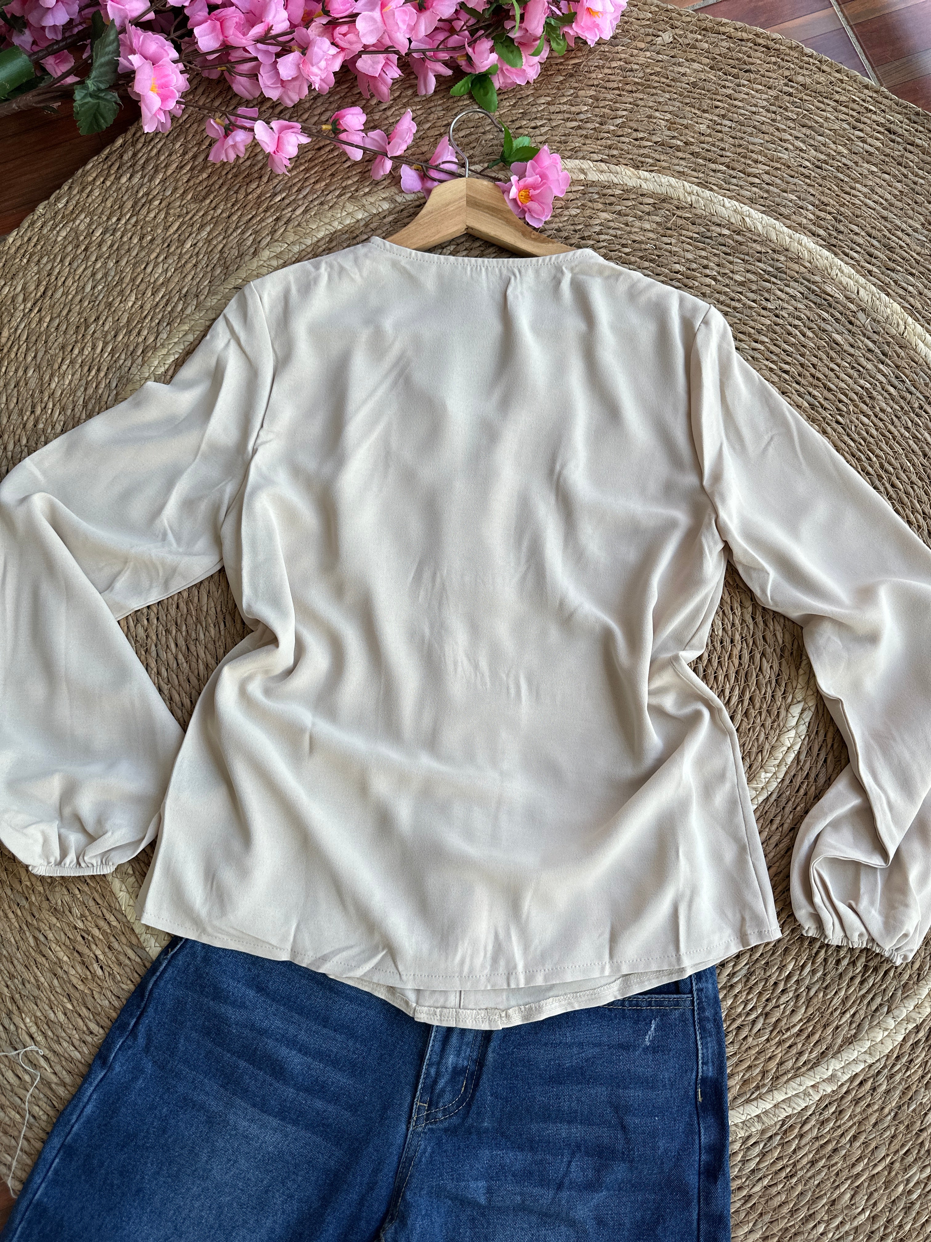Blusa beige de manga larga con escote en V