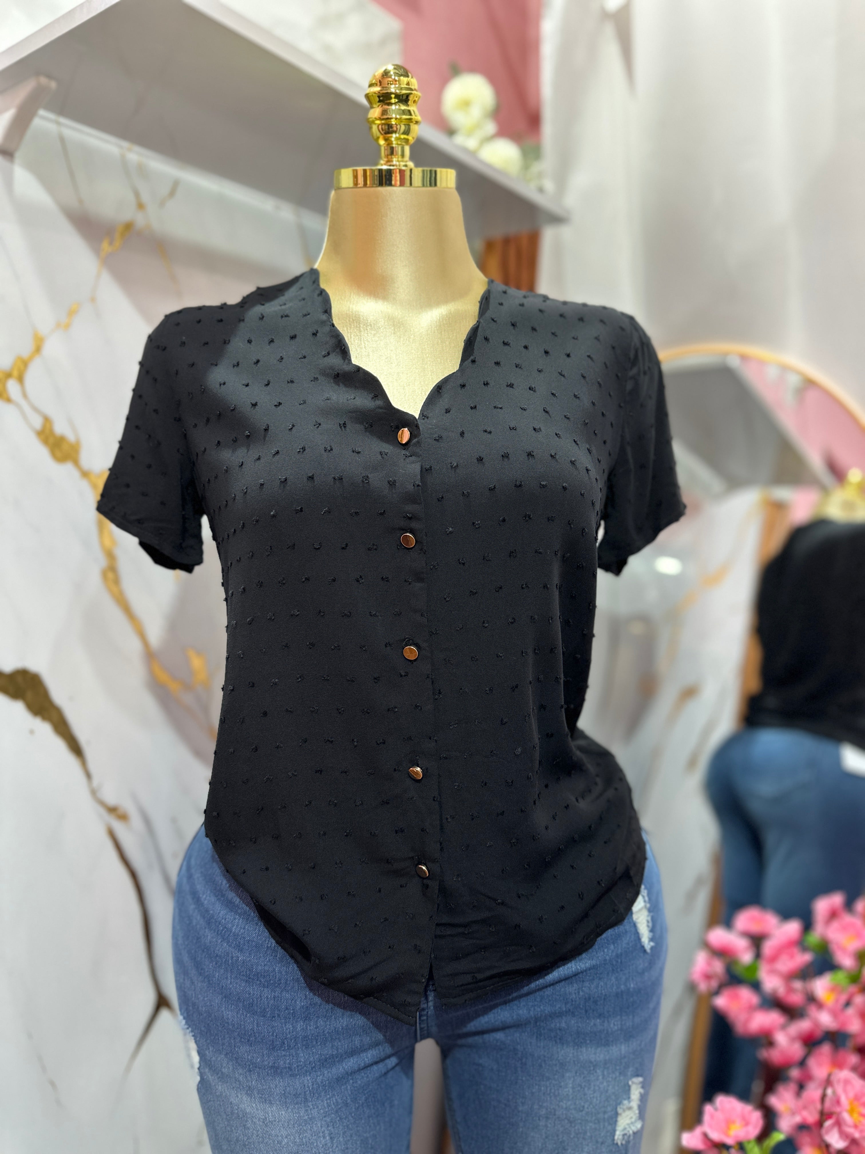 Blusa negra con botones frontales