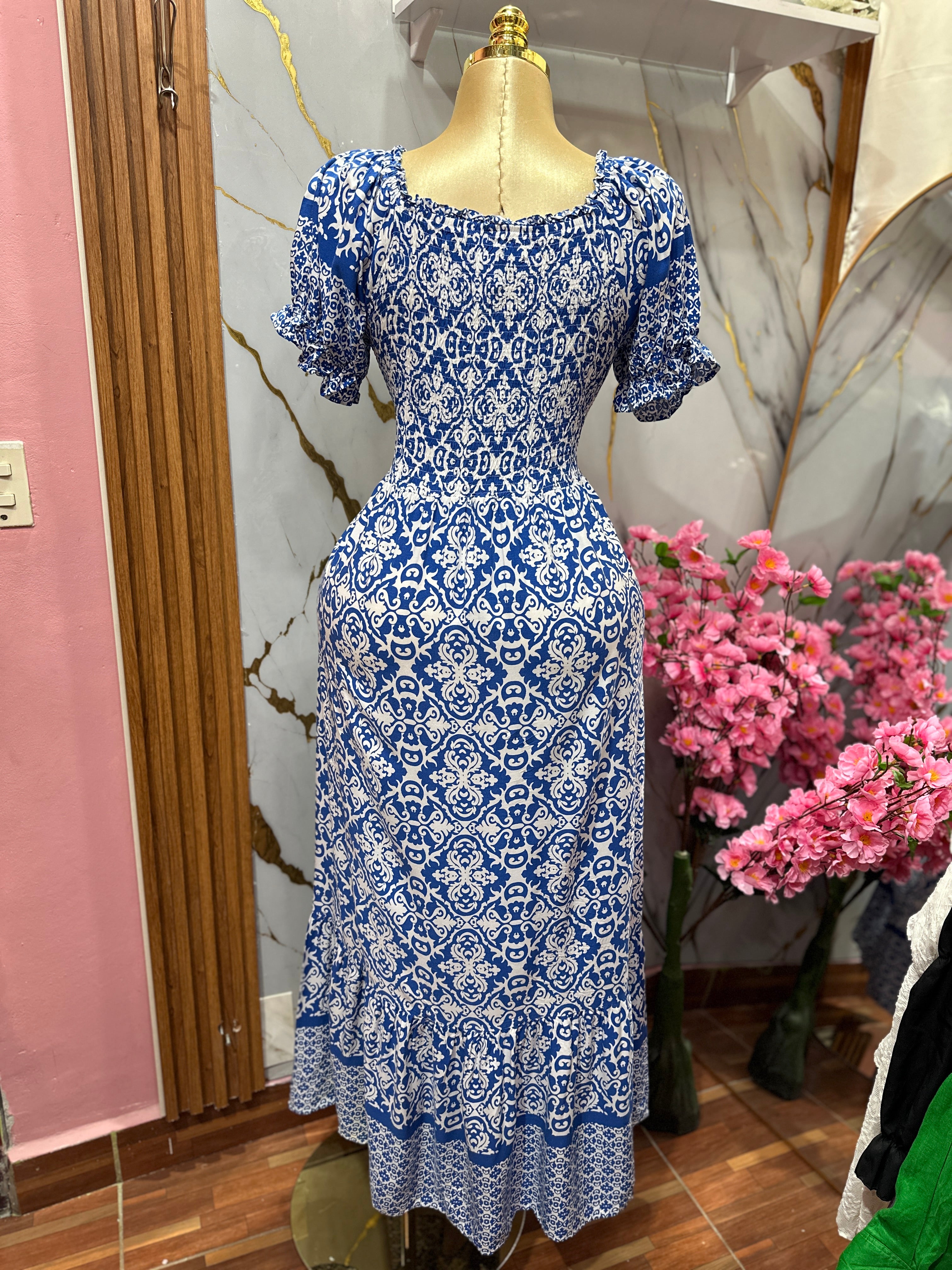 Vestido largo con estampado azul y blanco de mangas abullonadas