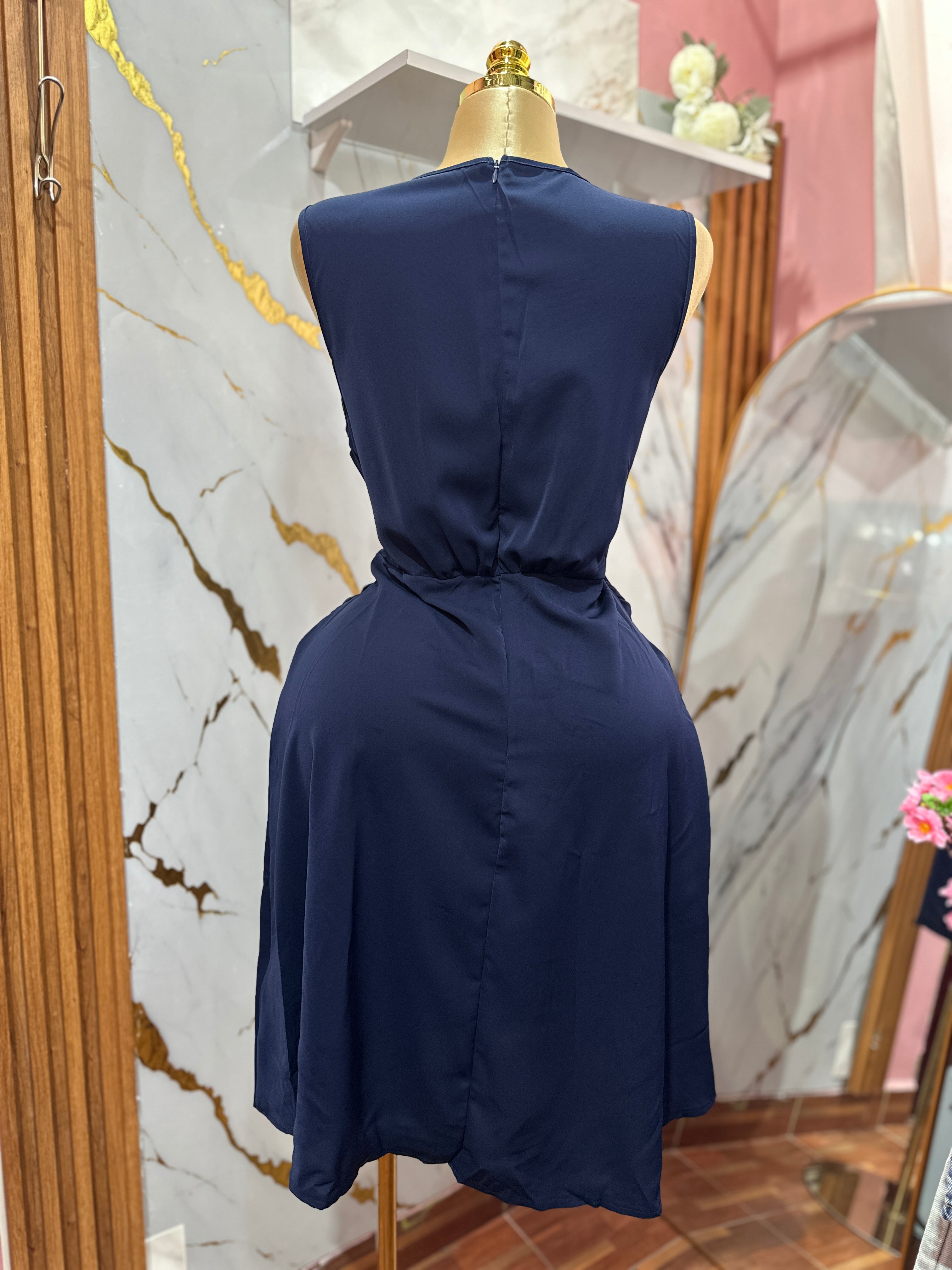 Vestido color azul marino con escote en V