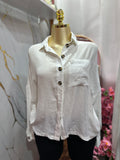 Camisa blanca estilo holgado con diseño de botones frontales