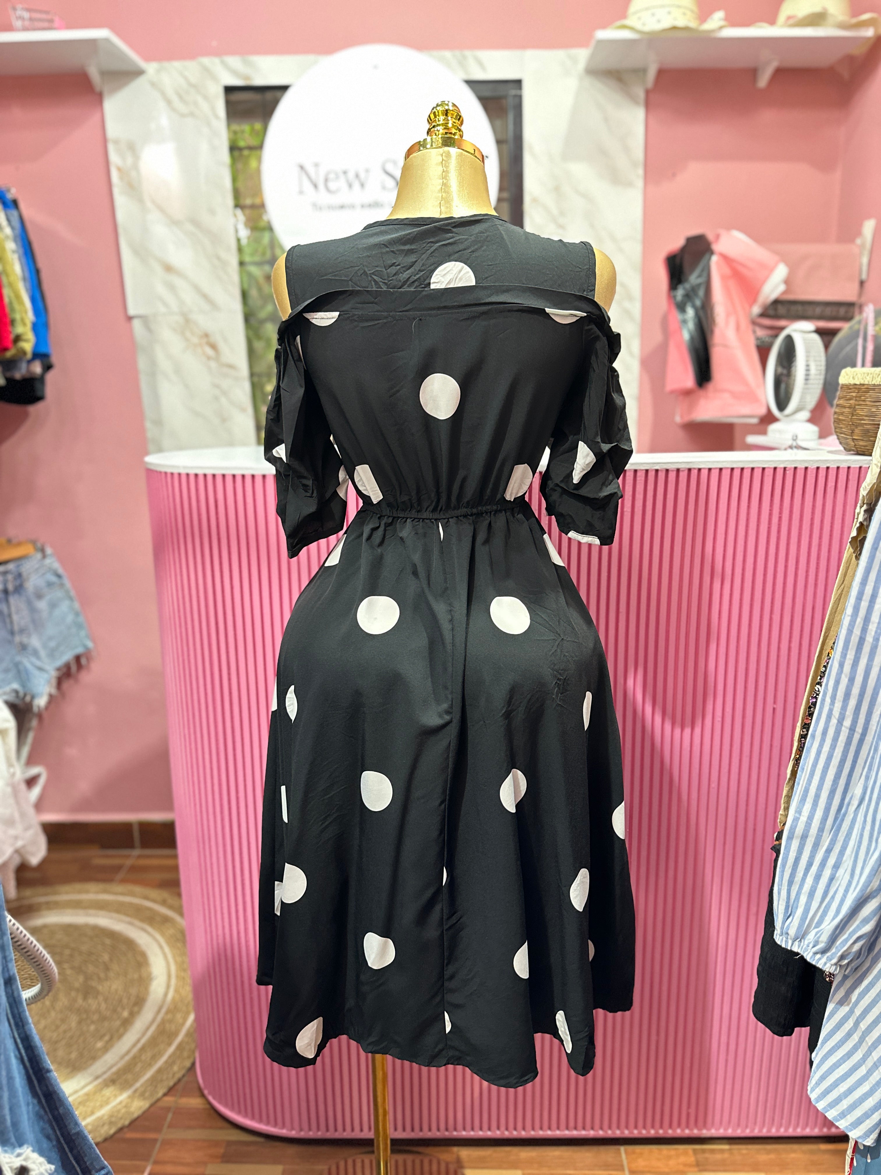 Vestido con Estampado de Lunares Blancos, Mangas cortas y estilo de Hombros Descubiertos