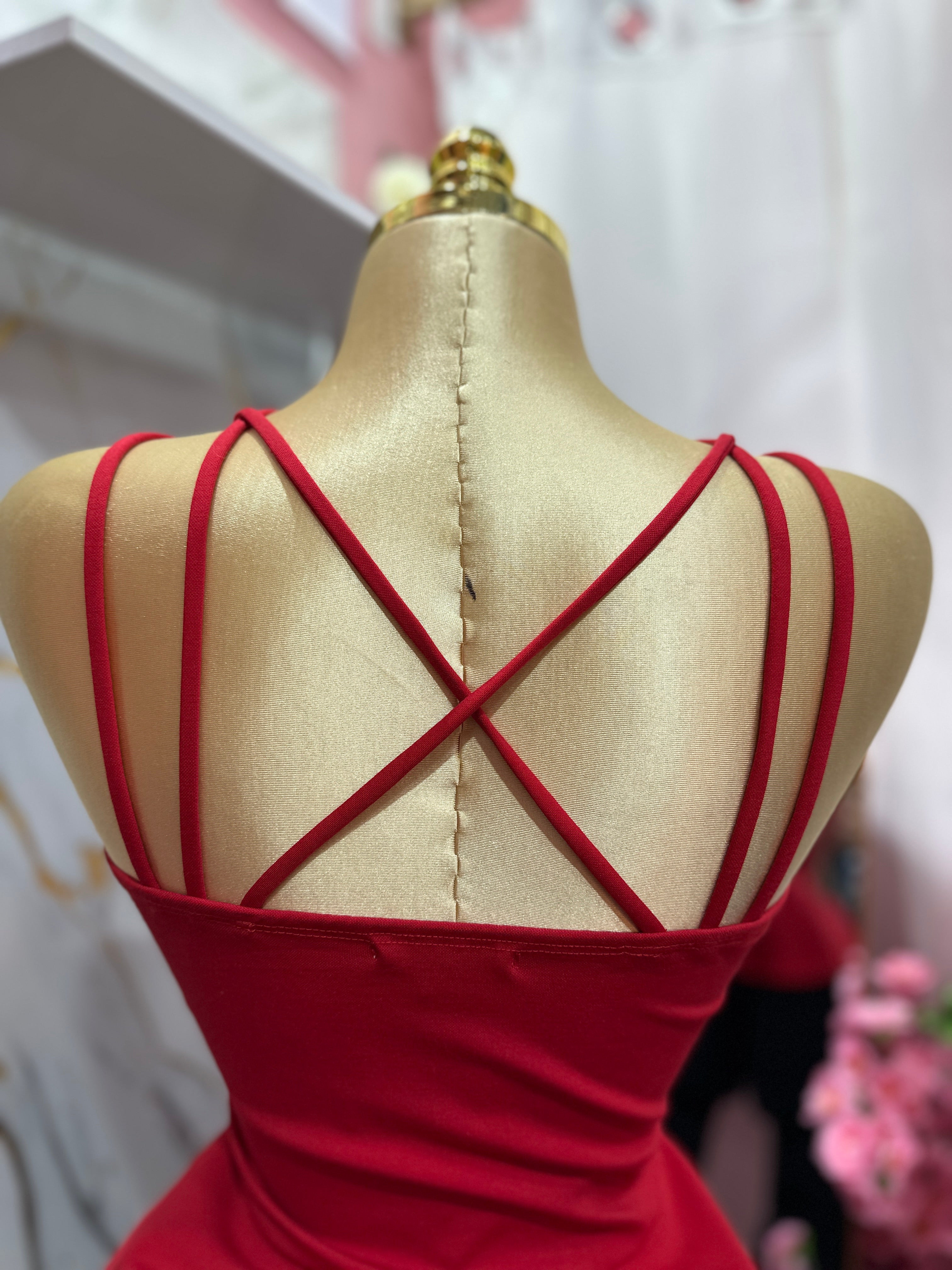 Blusa roja de tirantes finos cruzados en el pecho y un diseño ajustado en la cintura