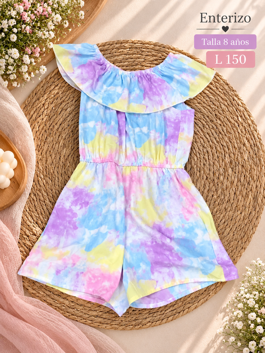 Enterizo corto para niña con un colorido estampado y un lindo volante en el escote