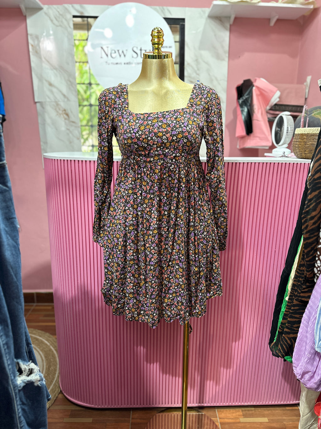 Vestido corto de manga larga con estampado floral y cuello cuadrado