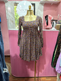 Vestido corto de manga larga con estampado floral y cuello cuadrado