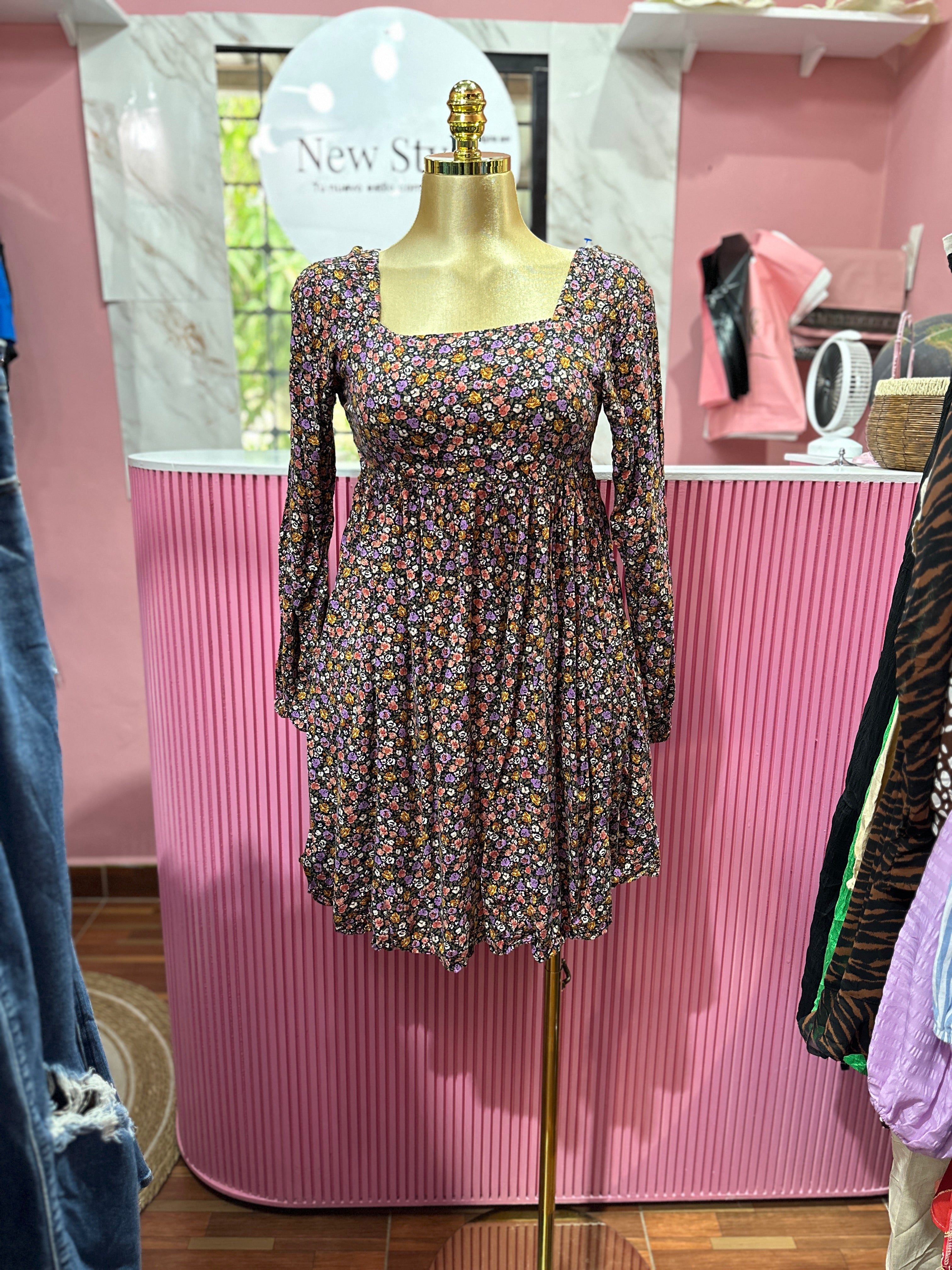 Vestido corto de manga larga con estampado floral y cuello cuadrado