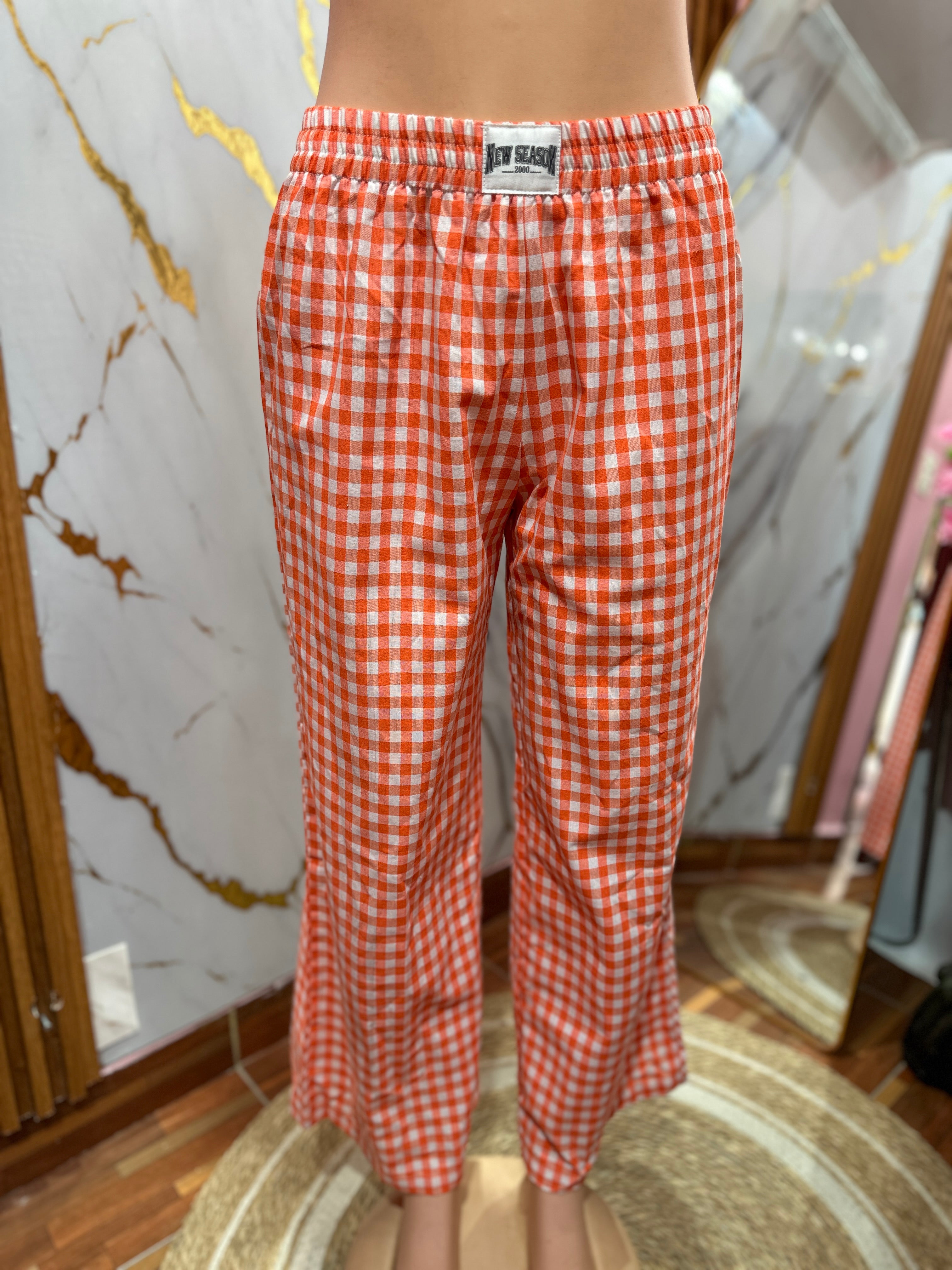 Pantaloneta viral NEW SEASON 2000 tono naranja y blanco cuadriculado