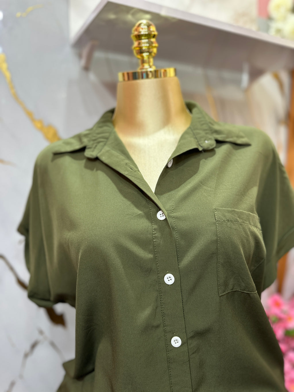 Blusa verde militar HOTOUCH de manga corta con botones al frente