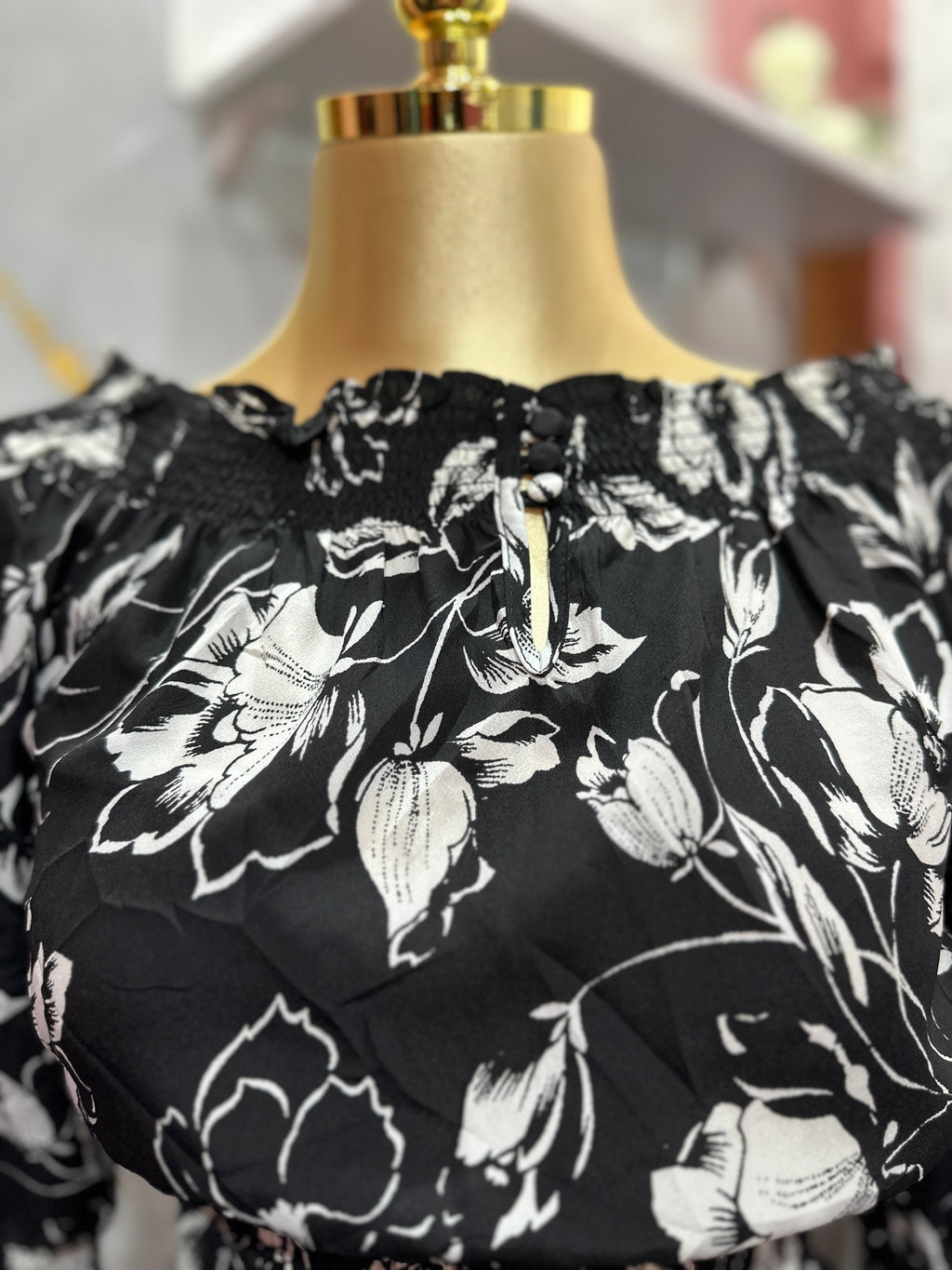 Blusa negra con estampado floral blanco