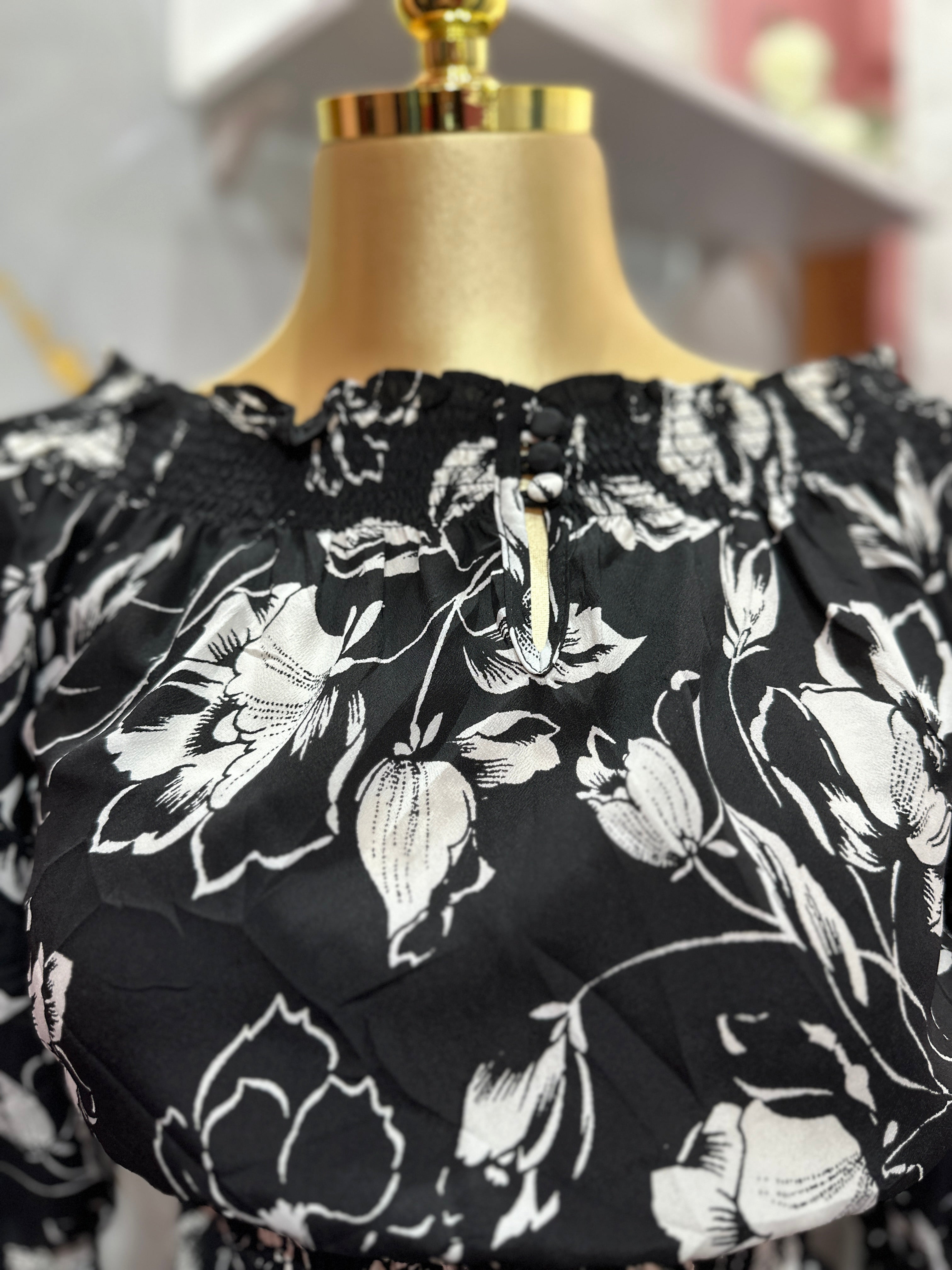 Blusa negra con estampado floral blanco