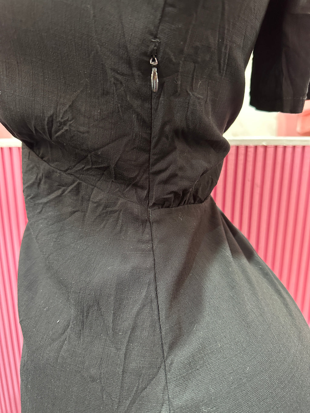 Vestido Negro con cuello en V profundo y mangas largas