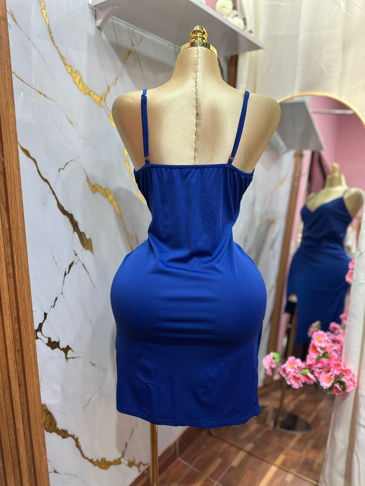 Vestido Corto azul rey presenta un diseño cruzado con drapeado asimétrico y tirantes finos