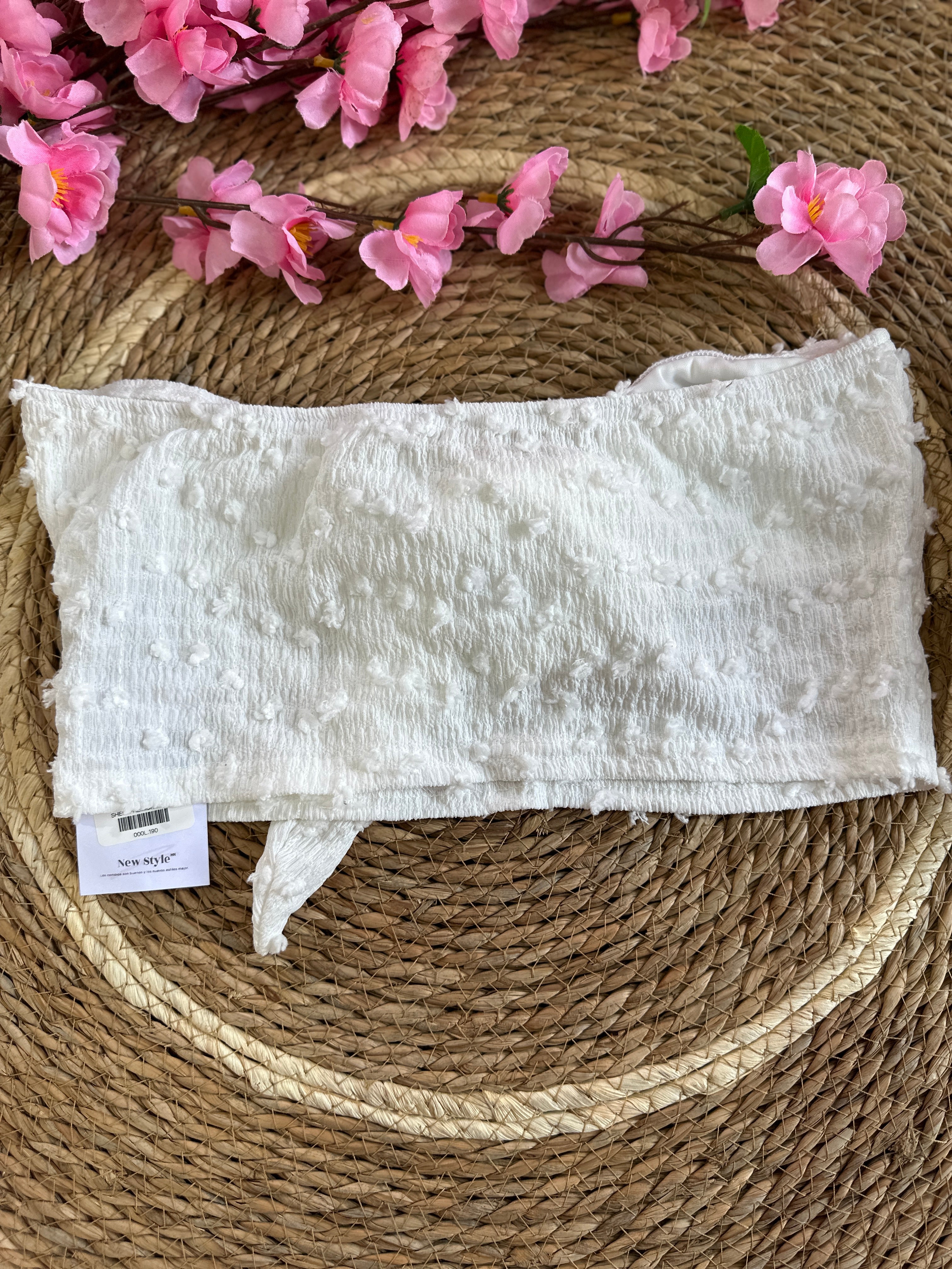 Top blanco con diseño de lazo