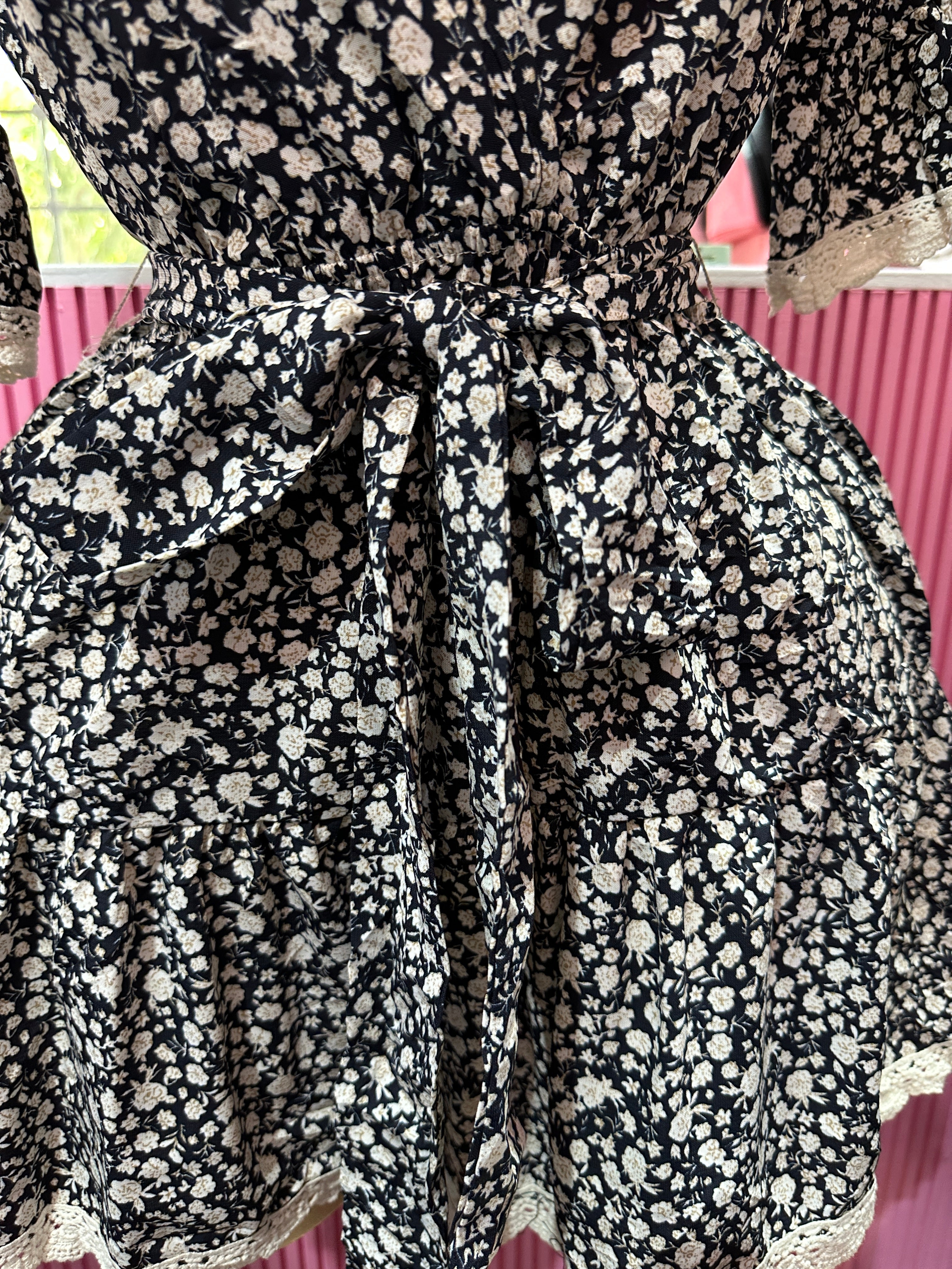 Jumpsuit corto con estampado floral y encaje