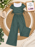 Conjunto verde para niña con blusa corta de mangas cortas con detalles fruncidos en los costados y un pantalón de pierna ancha