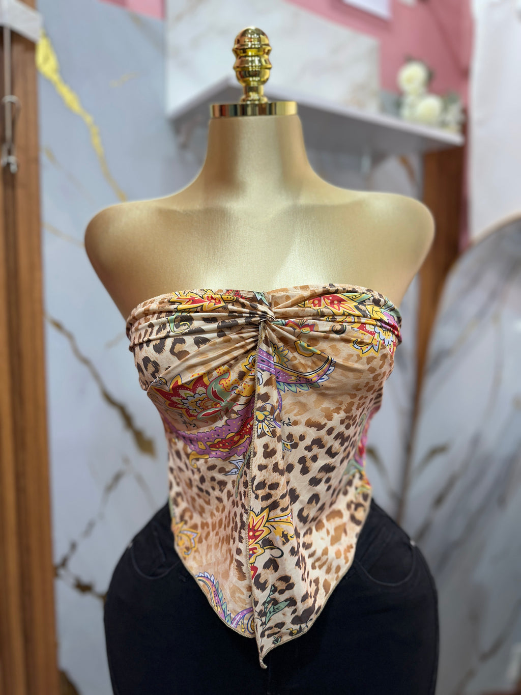 Top de moda con estampado animado y animal print