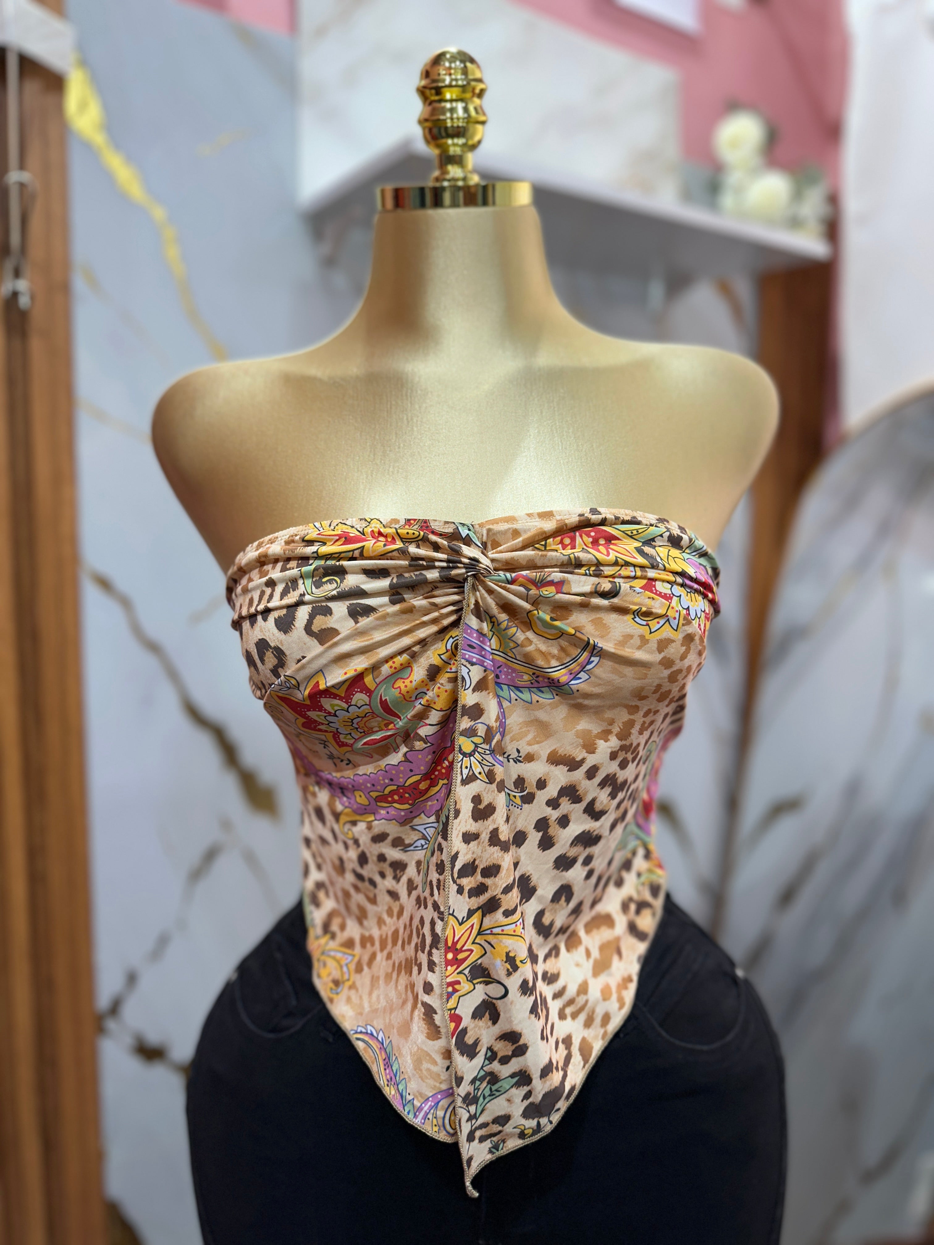 Top de moda con estampado animado y animal print