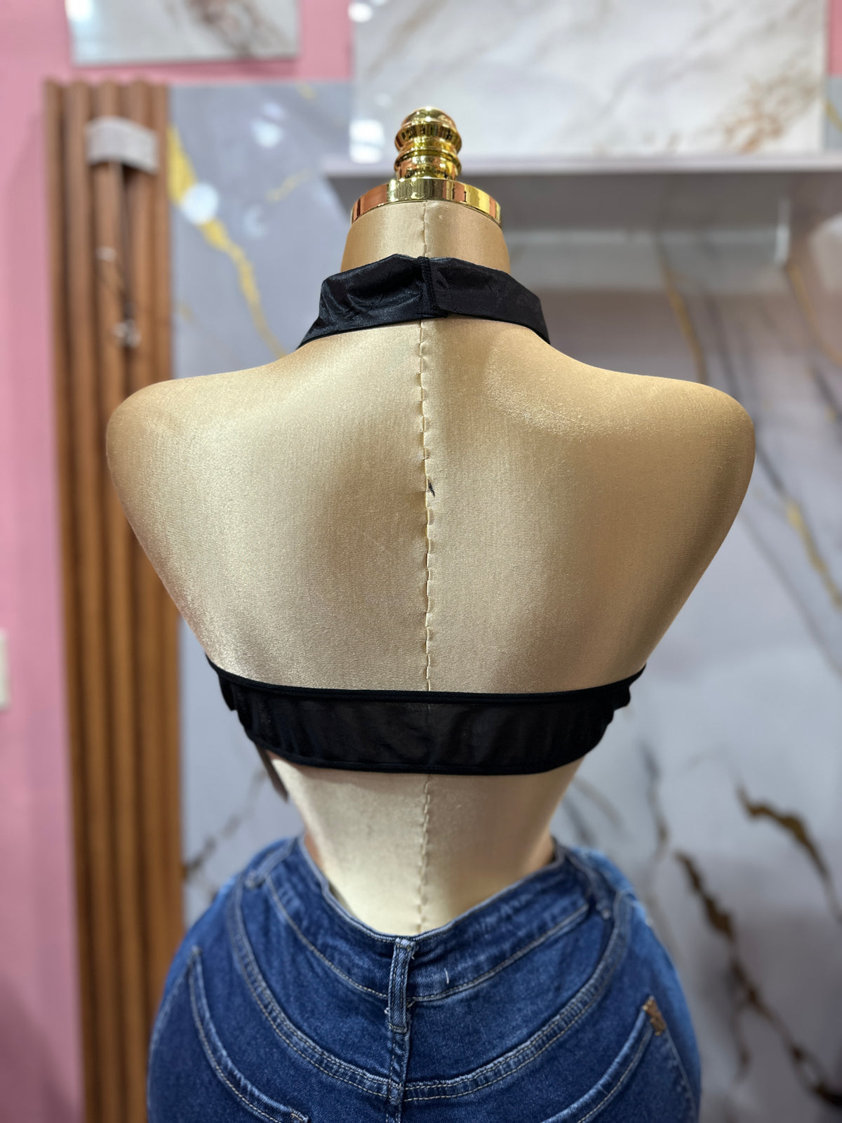 Top corto negro y transparente con cuello de camisa y una corbata incorporada