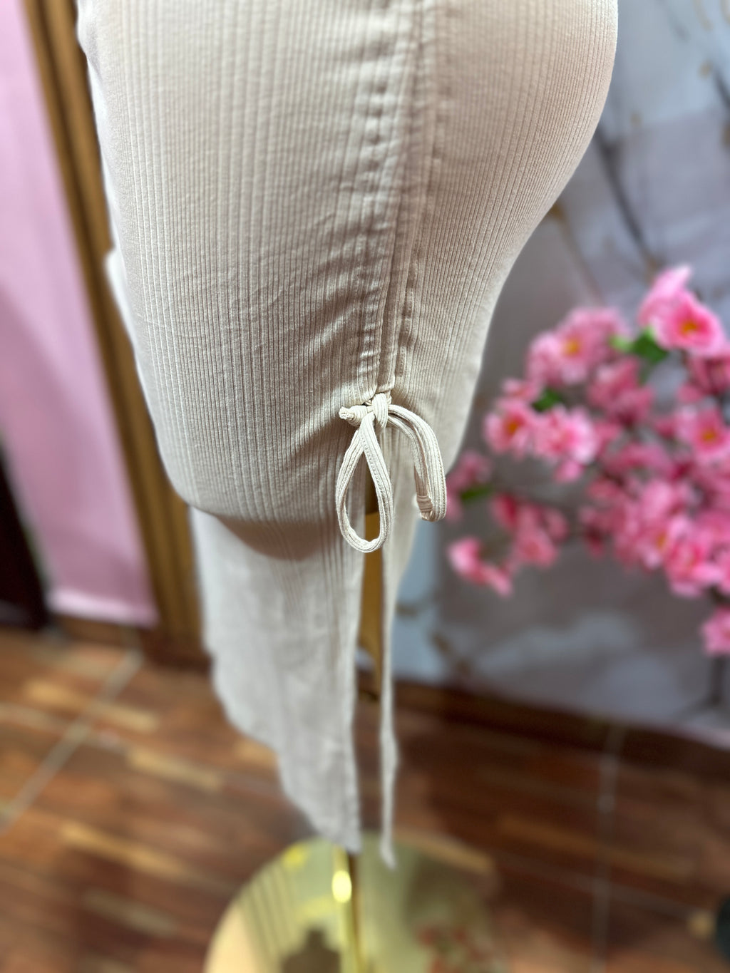 Vestido Midi AERIE de corte ajustado beige sin mangas