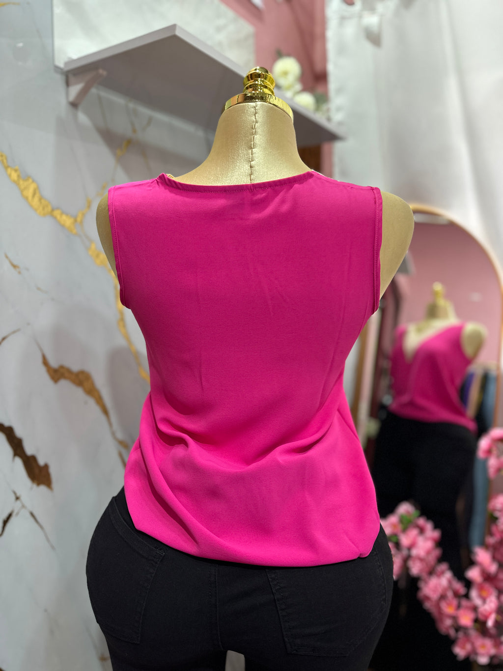 Blusa sin mangas fucsia cuello en V con encaje
