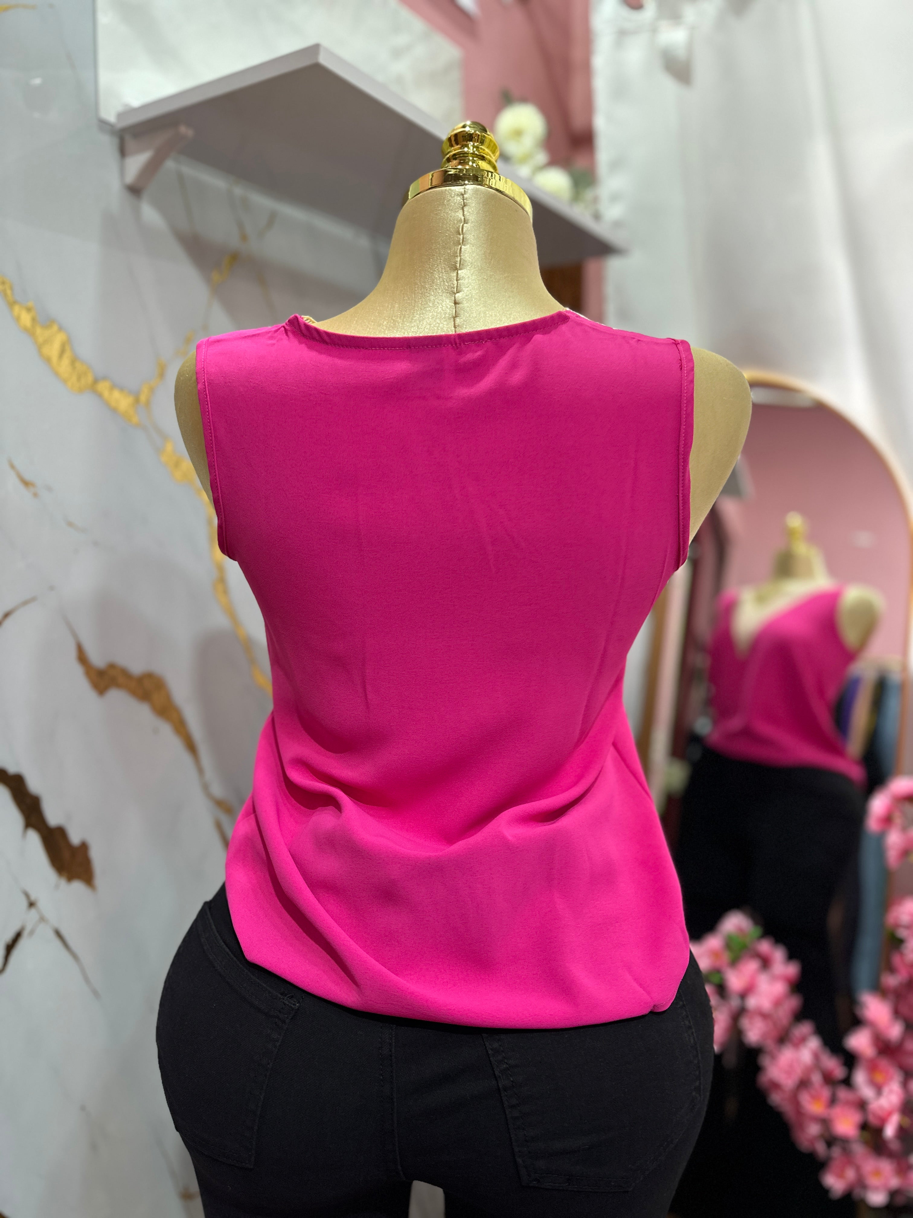 Blusa sin mangas fucsia cuello en V con encaje