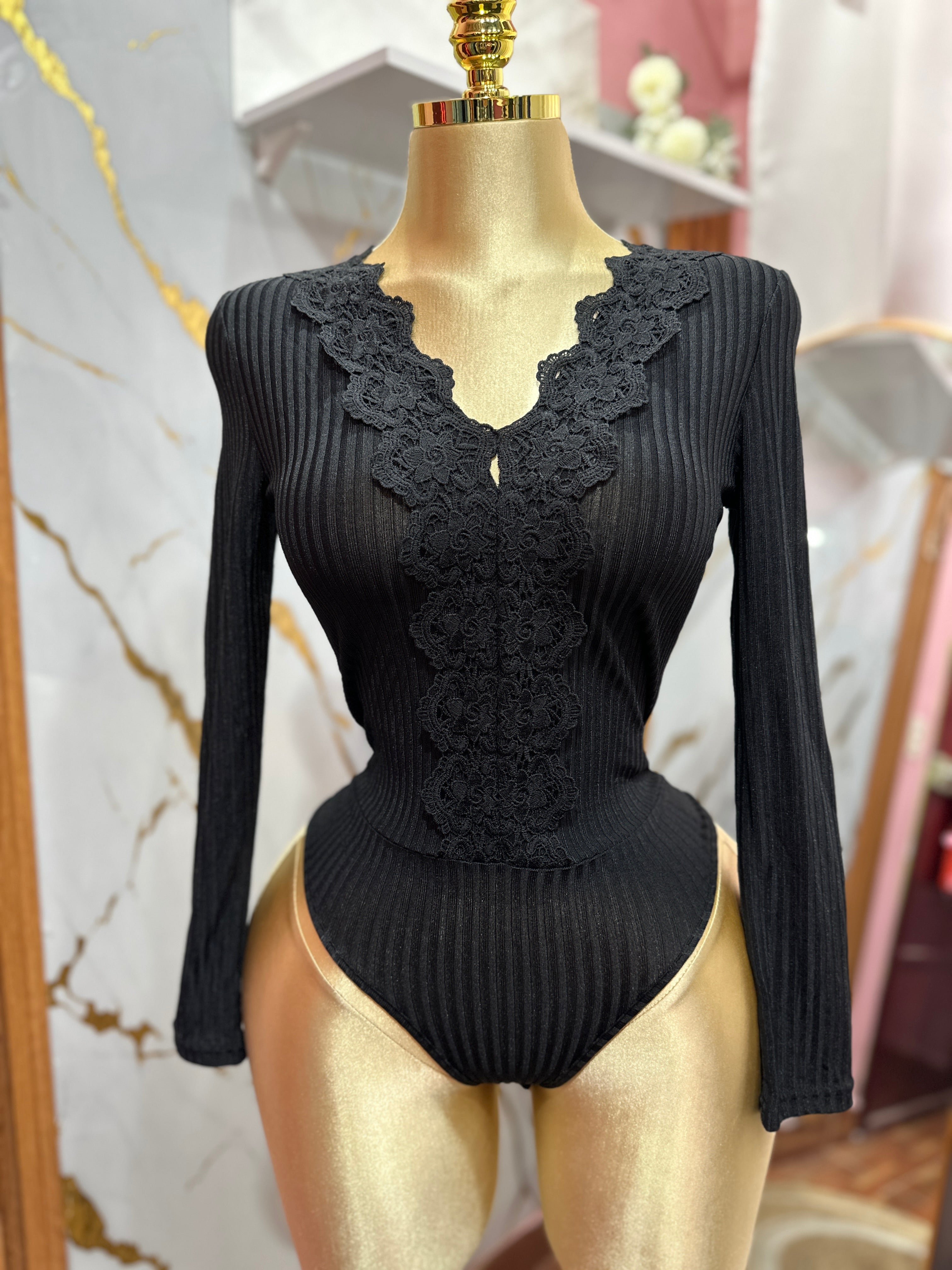 Body negro manga larga con encaje