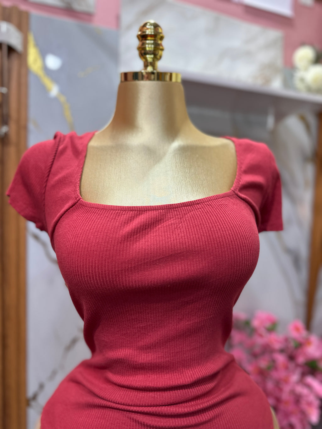 Body ajustado EXPRESS de color rojo con escote cuadrado de mangas cortas