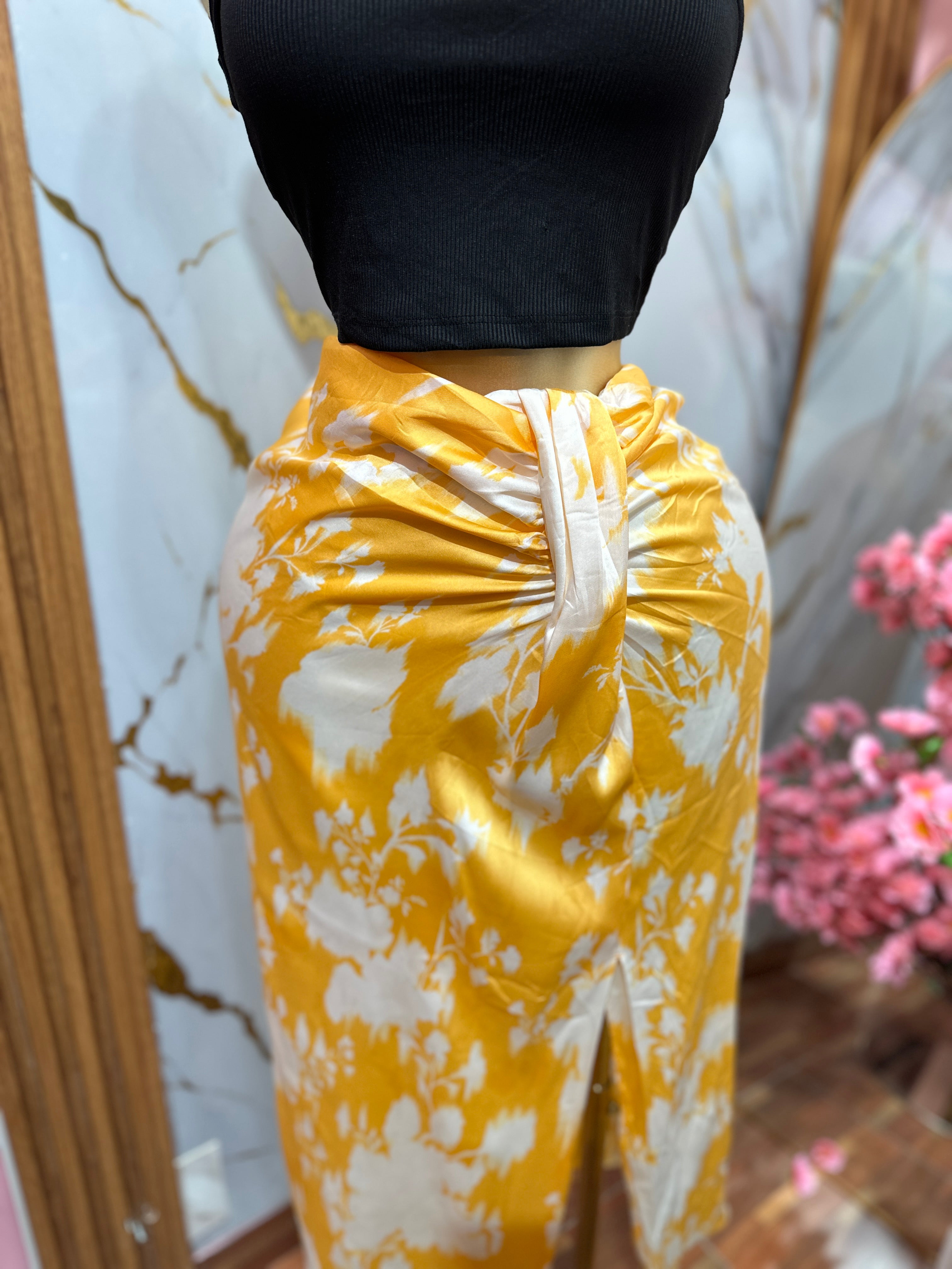 Falda amarilla con estampado floral y abertura lateral