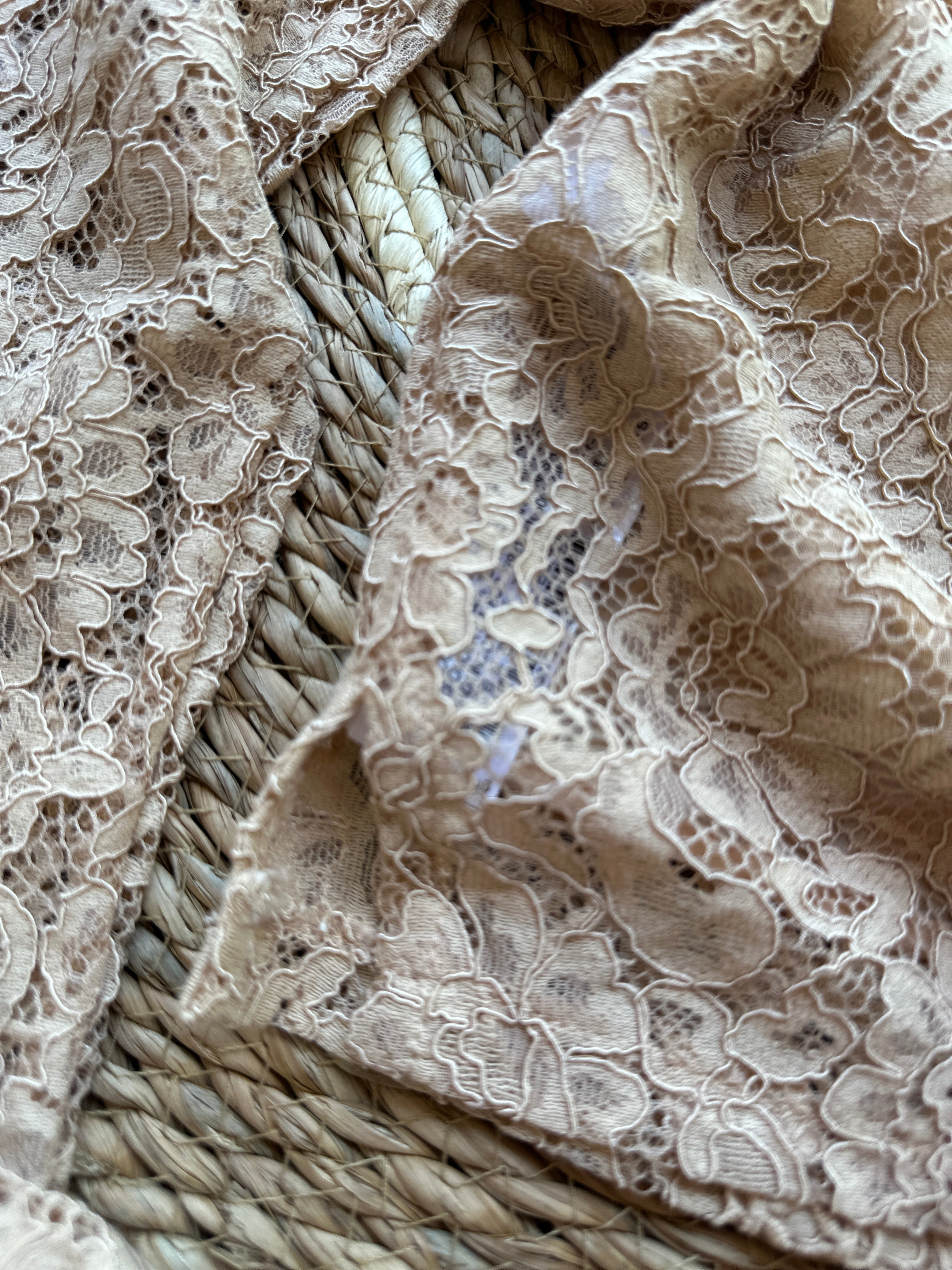 Blusa de Encaje floral translúcido Beige