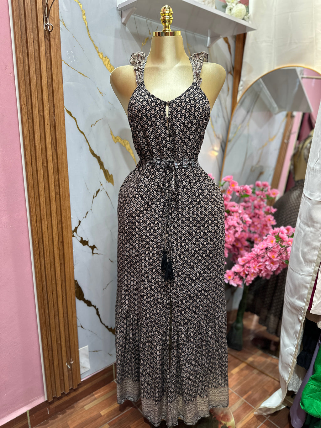 Vestido largo de botones frontales con estampado de tirantes con volantes