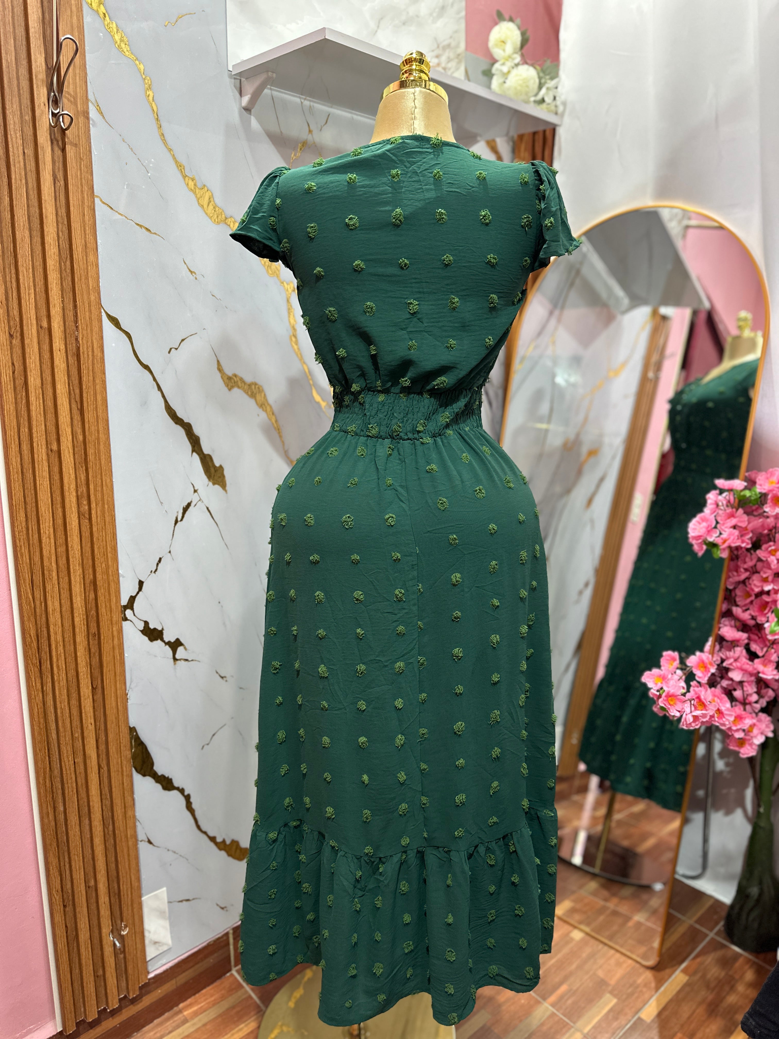 Vestido largo color verde con diseño elegante