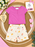 Conjunto para niña, blusa rosa con detalles de botones y unos shorts blancos con estampado de frutas