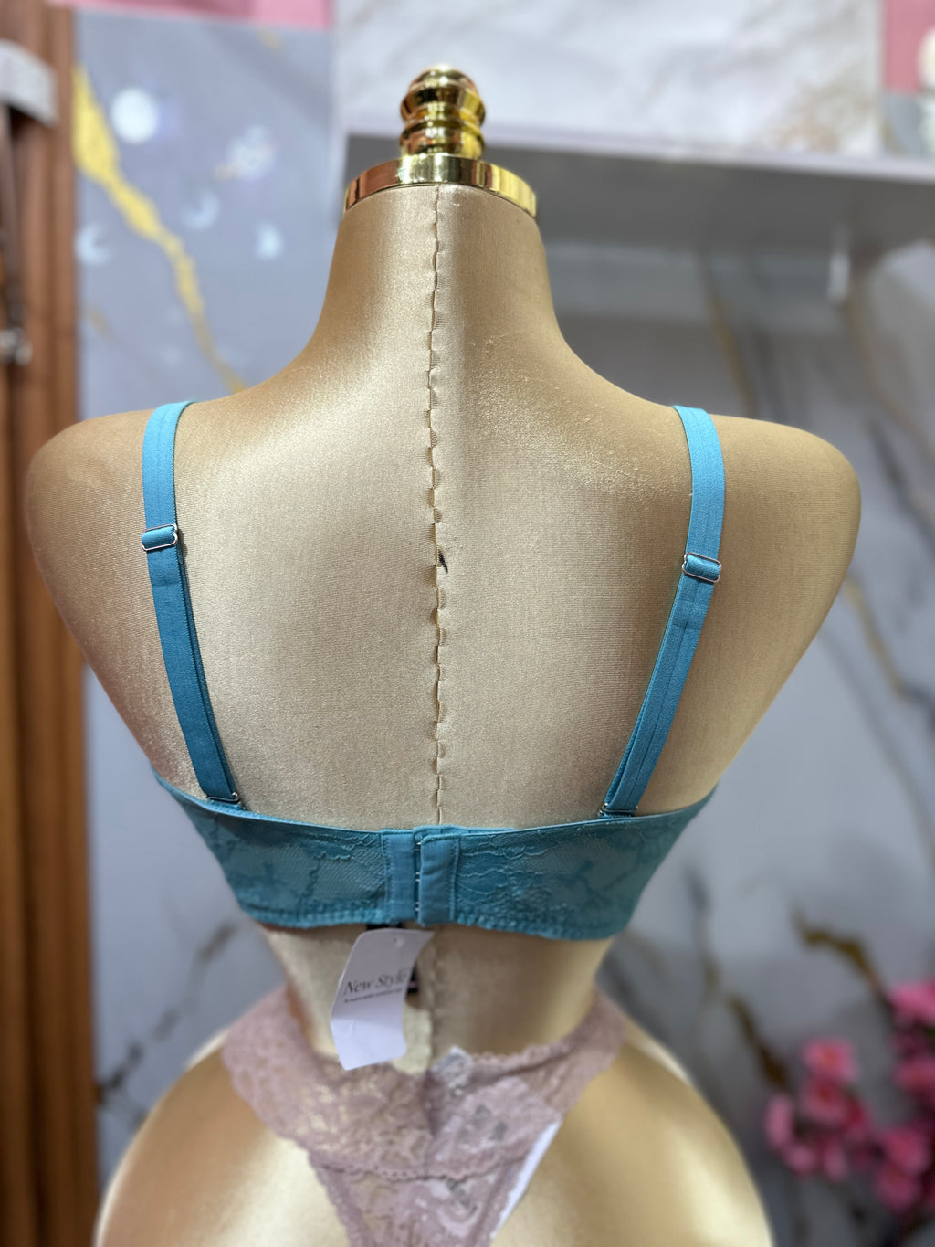 Brasier de encaje con un delicado diseño color verde menta