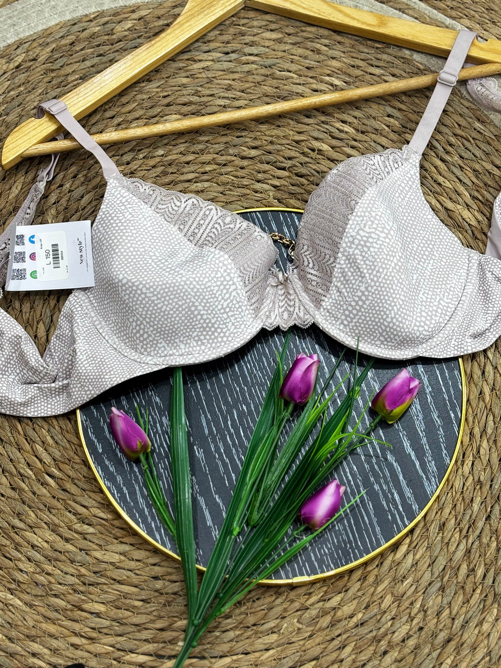 Brasier beige con encaje de blonda en frente