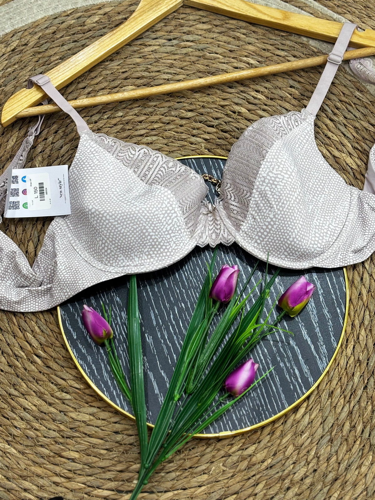 Brasier beige con encaje de blonda en frente