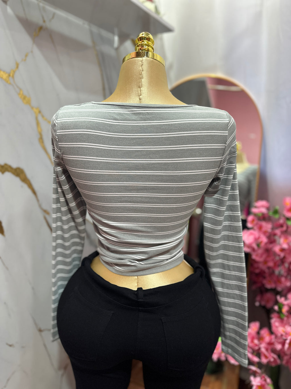 Camisa manga larga ajustada con diseño de rayas blancas y fondo gris