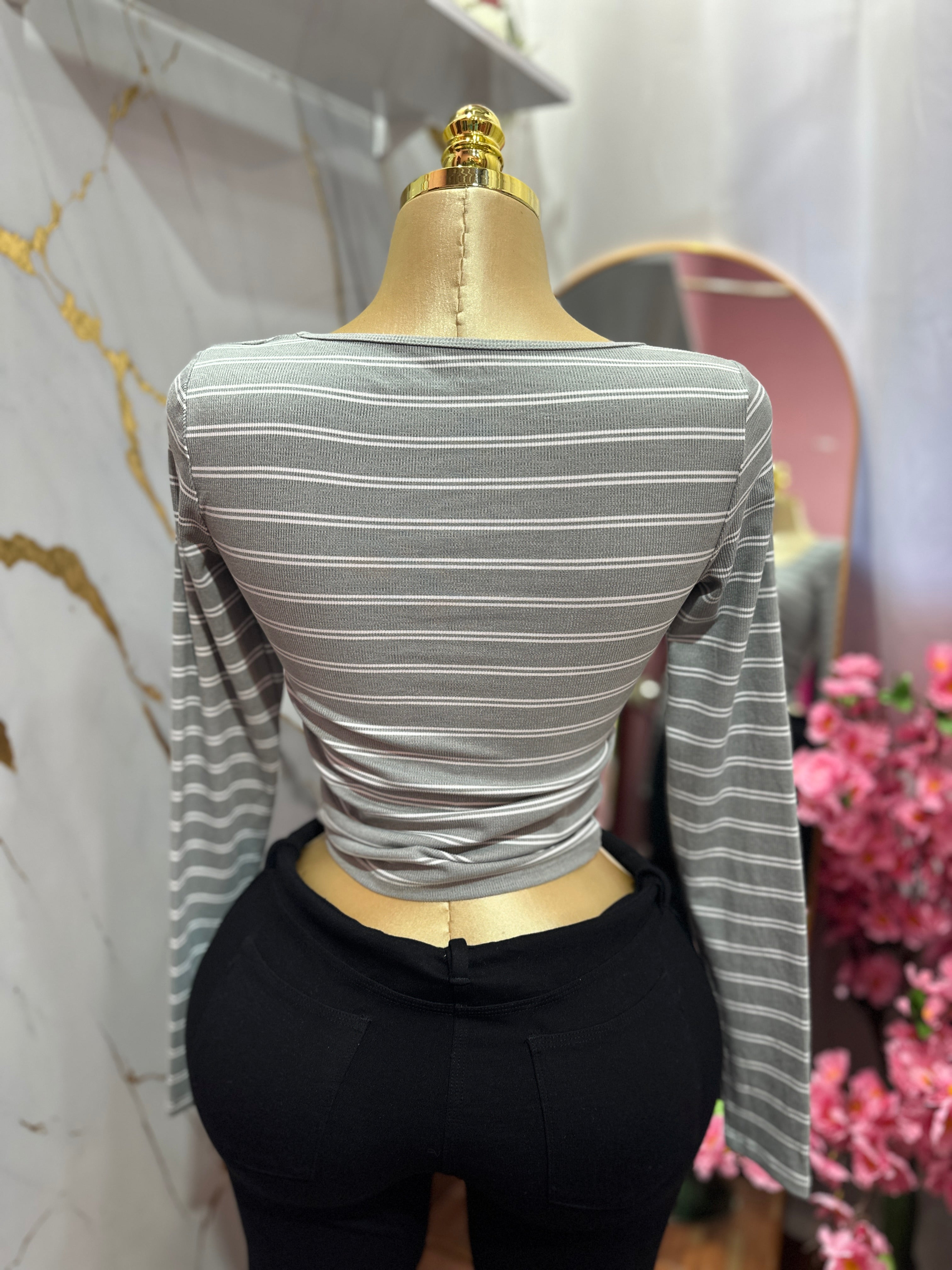 Camisa manga larga ajustada con diseño de rayas blancas y fondo gris