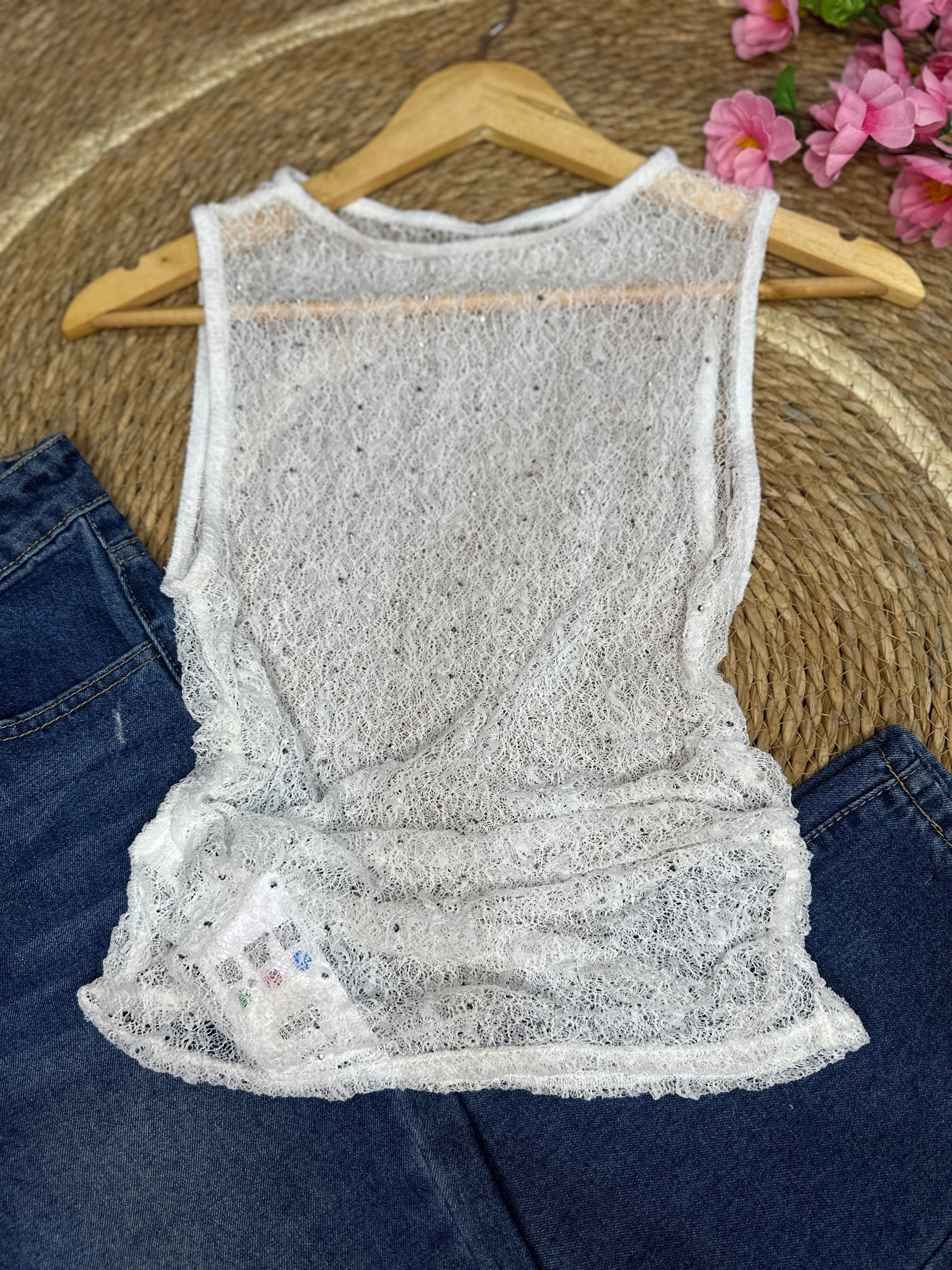 Blusa blanca de encaje suave