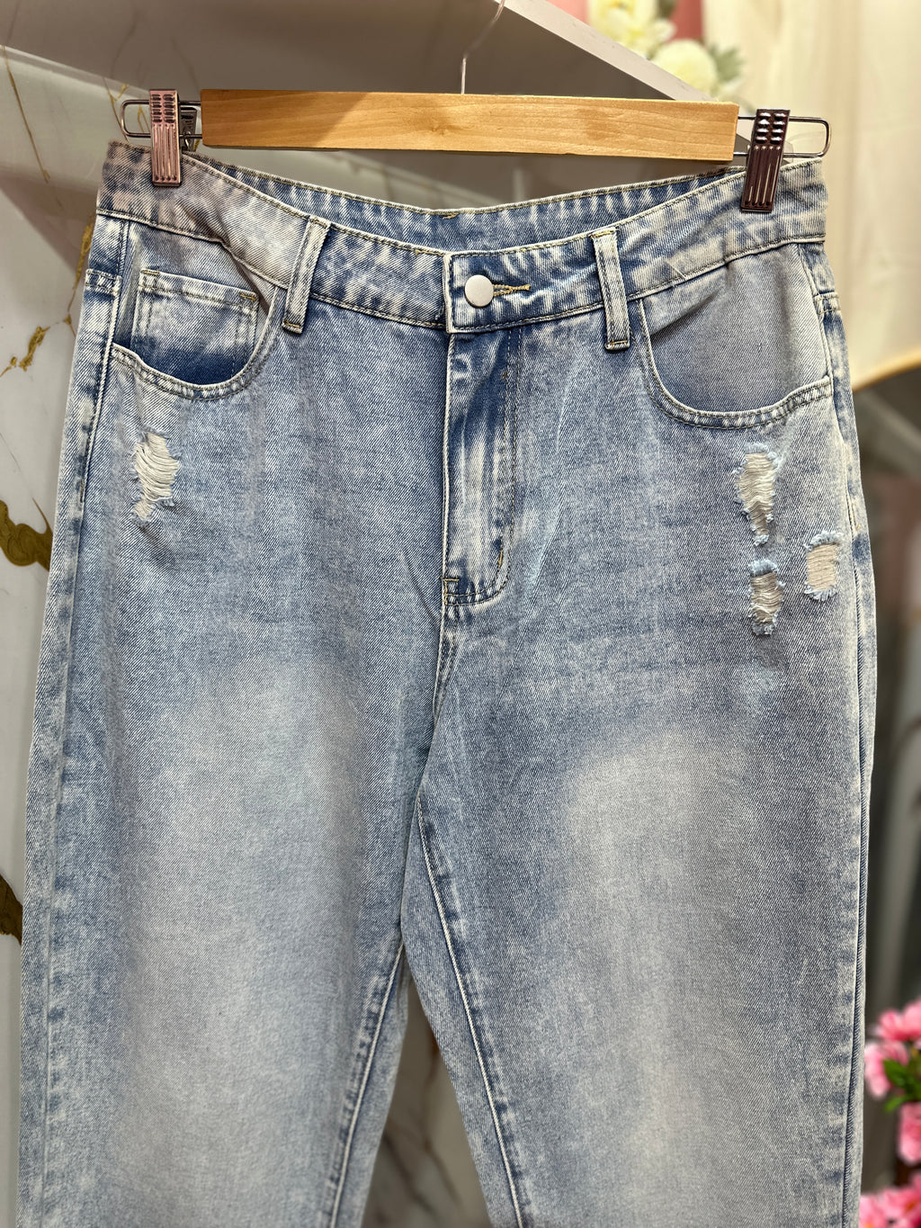 Pantalón de mezclilla SHEIN de corte recto en tono azul claro desgastado