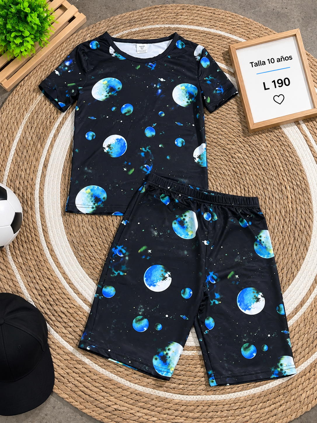 Conjunto de pijama corto para niño con estampado llamativo de lunas y planetas