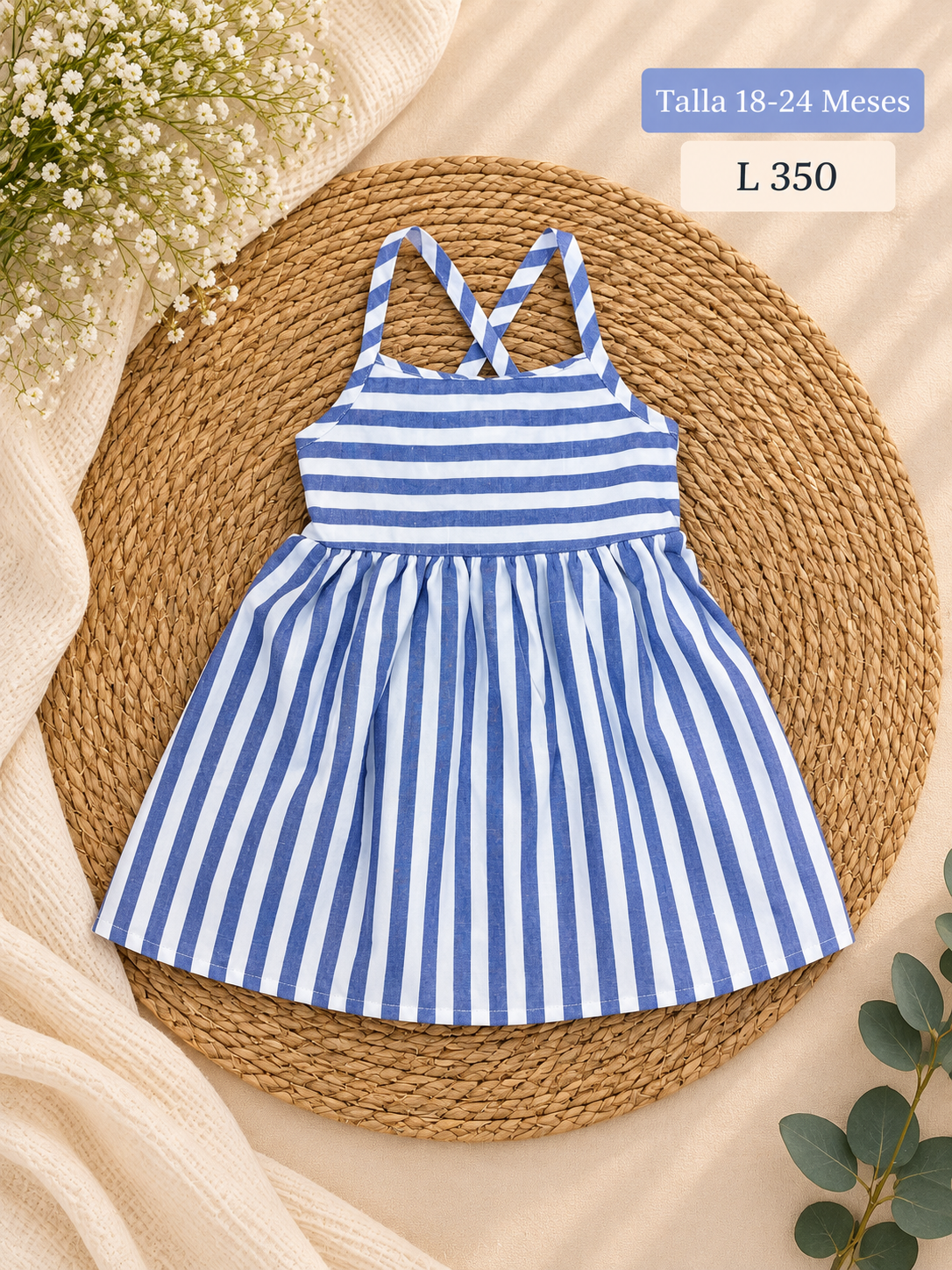 Vestido para niña con un diseño de rayas azules y de tirantes cruzados