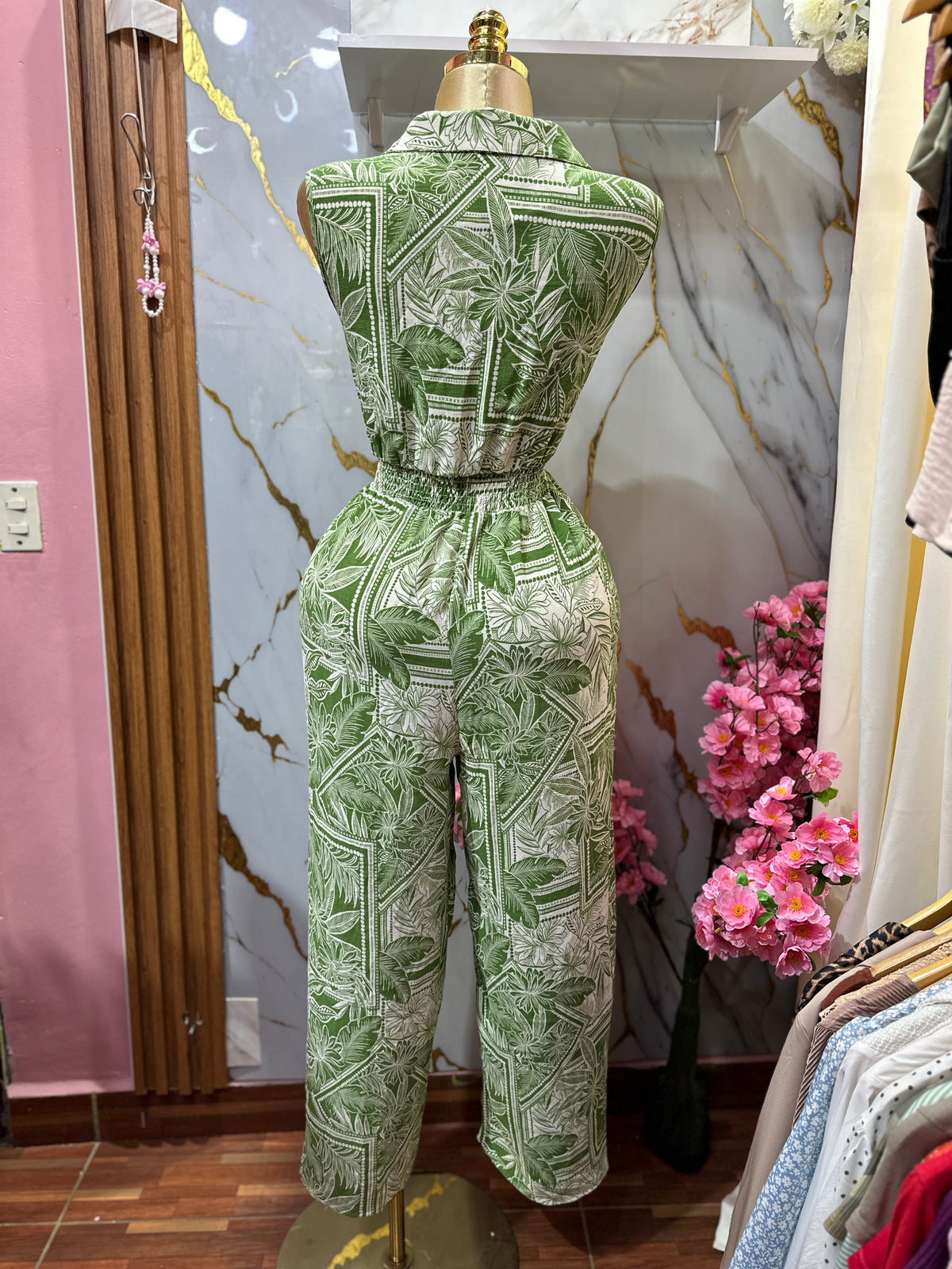 Enterizo sin mangas color verde con un llamativo estampado tropical