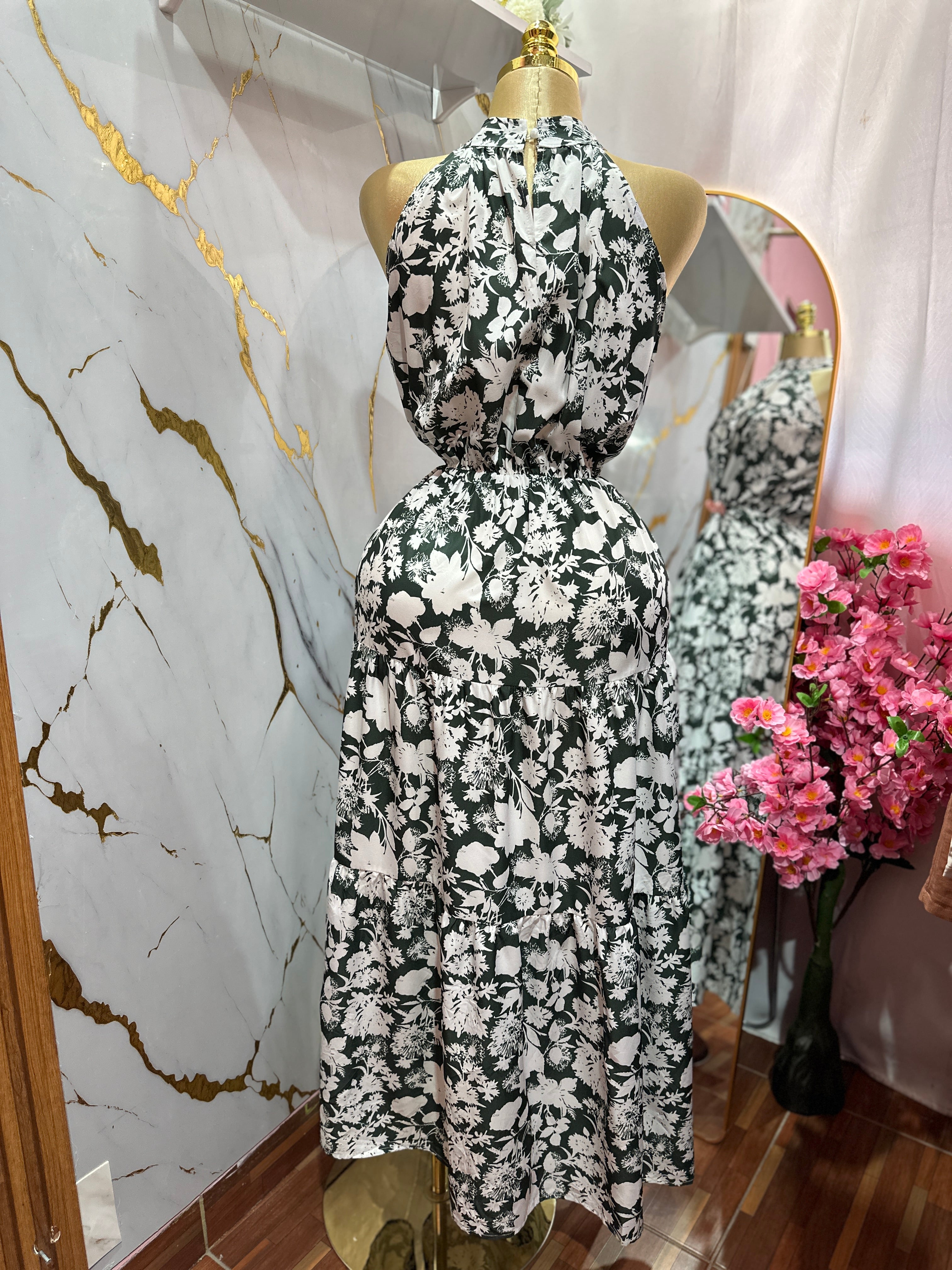 Vestido largo con diseño floral en verde y blanco cuanta con cuello halter