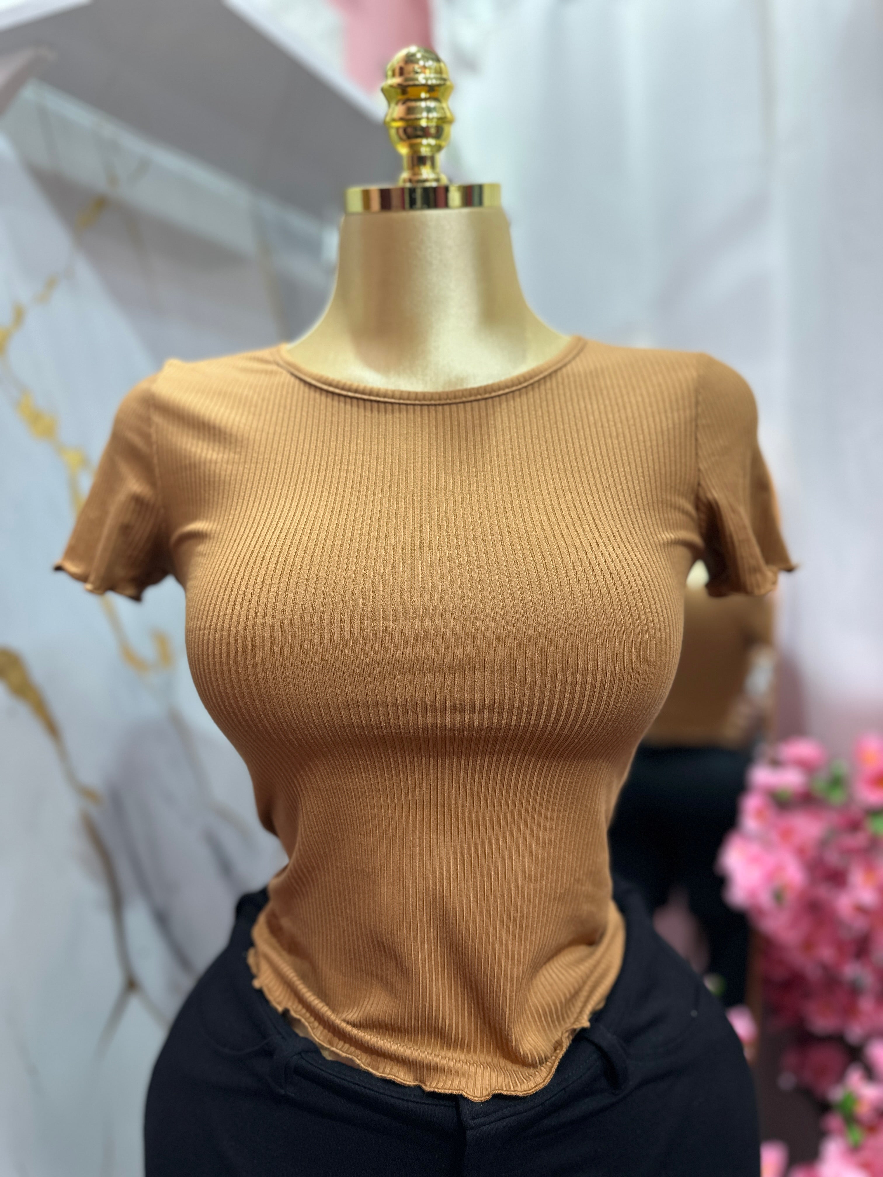 Blusa básica color café de cuello redondo
