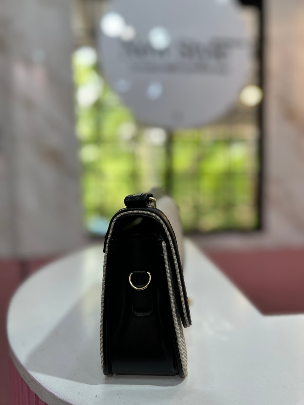 Cartera elegante en color marfil con diseño texturizado incluye su monedero y correa ajustable