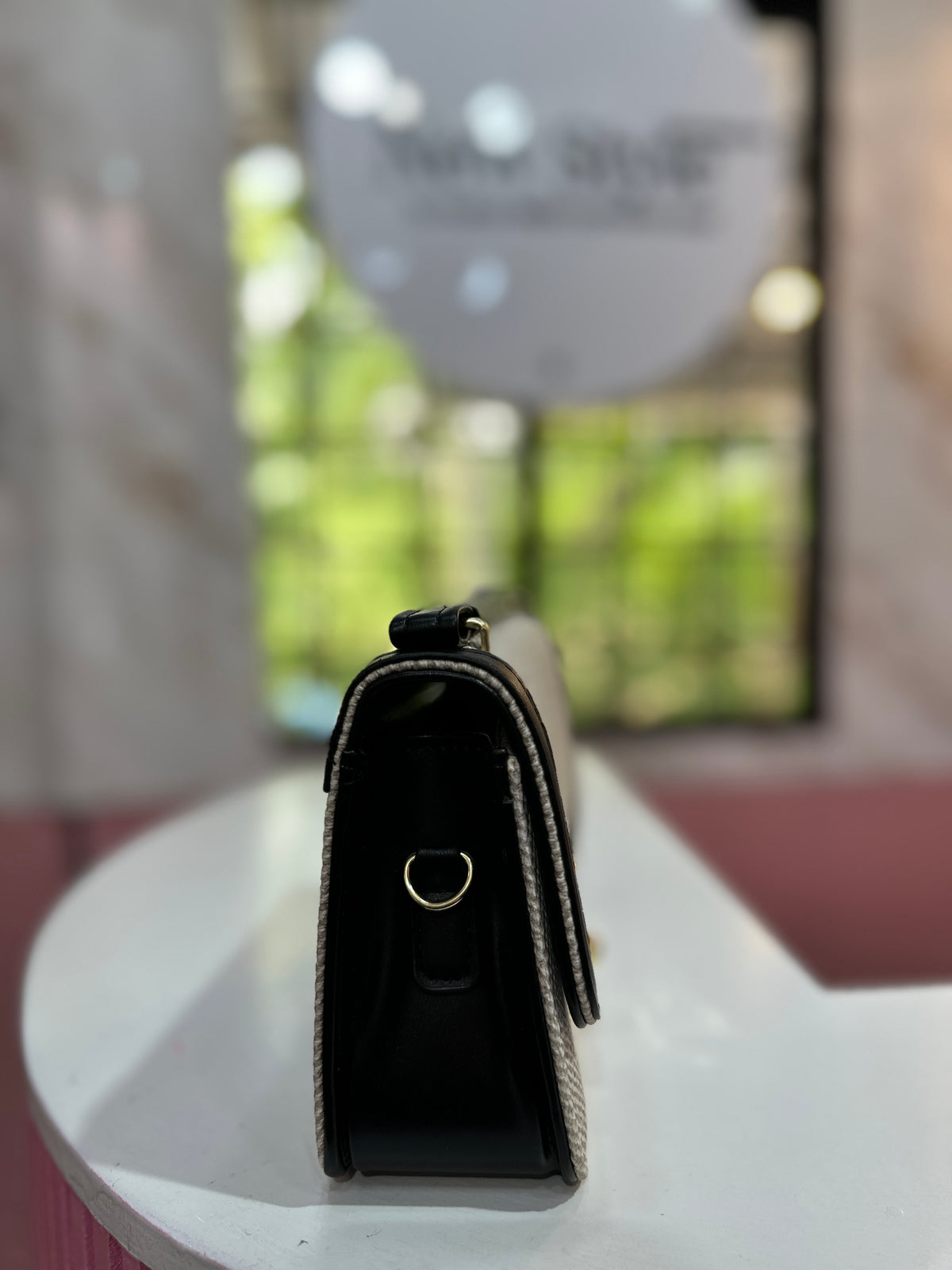 Cartera elegante en color marfil con diseño texturizado incluye su monedero y correa ajustable