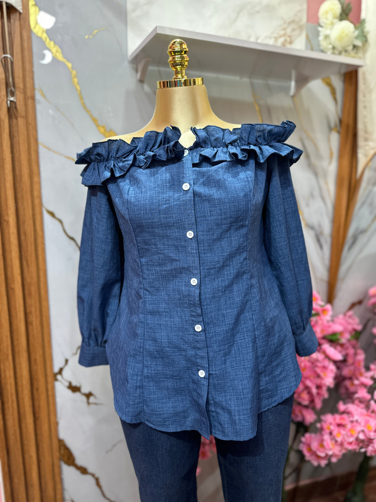 Blusa elegante SHEIN con efecto Denim hombros descubiertos y un llamativo detalle de volantes en el escote