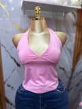 Top rosado sin mangas con cuello tipo halter y escote en V