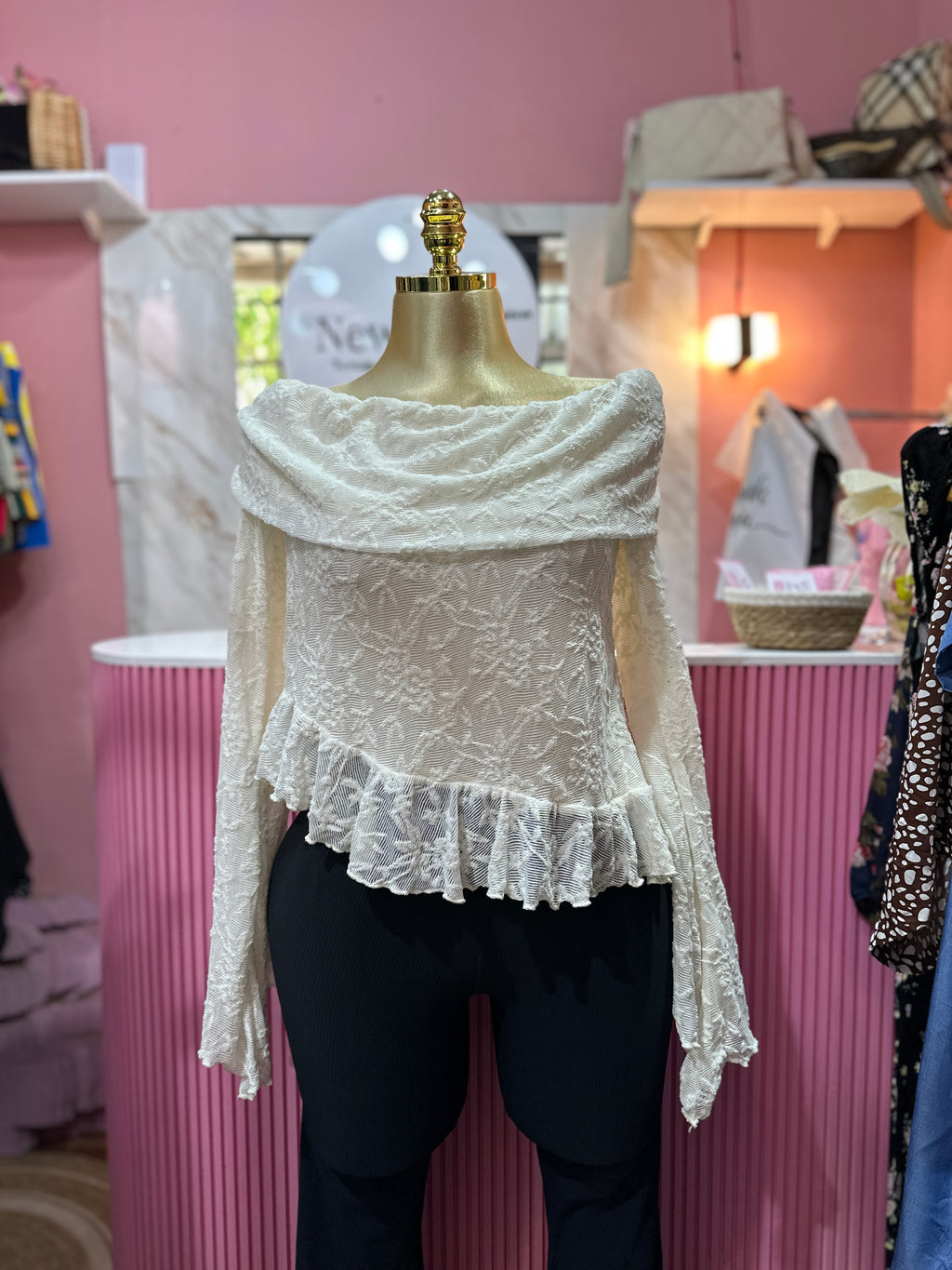 Top de blonda estilo campesina color blanco hueso